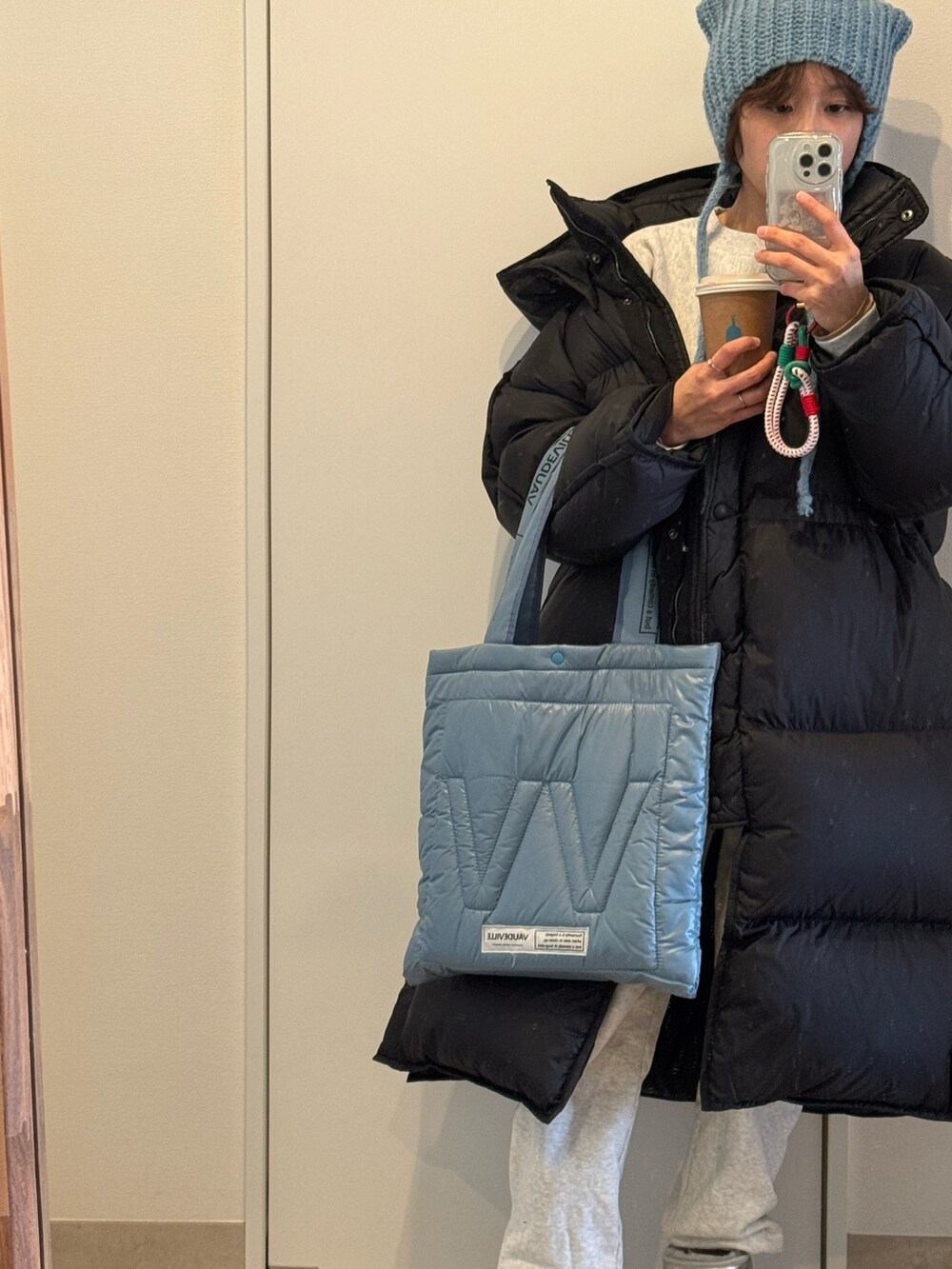 「冬を彩る色いろコーデ、水色、FREAK’Ｓ STORE、AcneStudios、ダウンジャケット、グレー、スゥェット、スウェット、猫、ニット帽、高橋愛、UGG」｜「FREAK'S STOREの限定展開　VAUDEVILLE/ボードビル　VVキルトトート（トートバッグ/キルティングバッグ）（トートバッグ、ブルー系）」を使った、高橋愛さん（レディース・154cm）の冬コーディネートの2枚目の写真