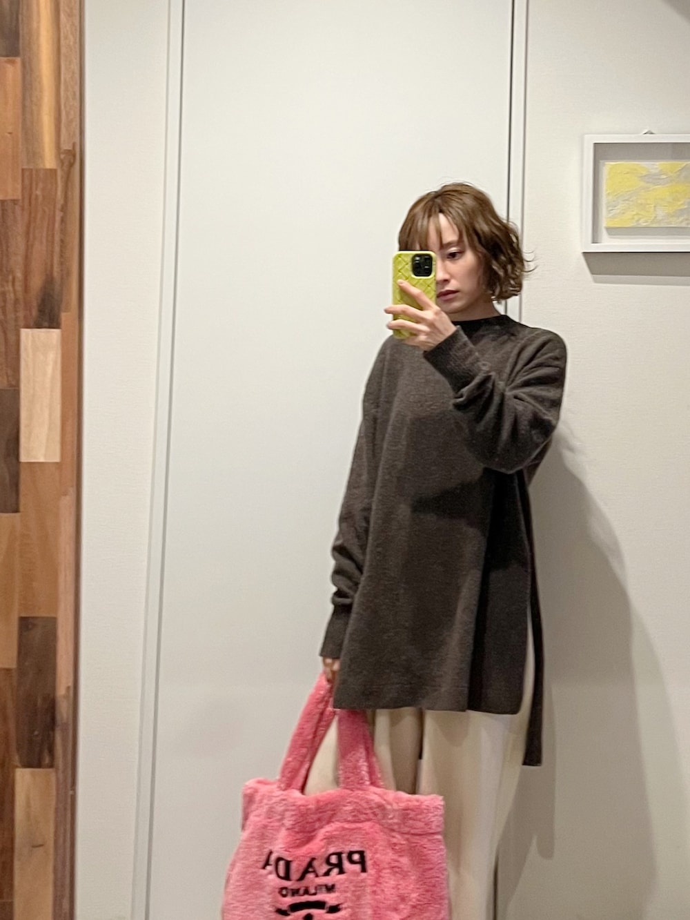 「春コーデ、はじめましてコーデ、UNIQLO U、スウェットパンツ、fukuu、ふくうコーデ、154cm、MM6、ピンクが好き、ファー小物、スリッポン、PRADA」｜「fukuuの【セットアップ対応可】 リサイクルウール　サイドスリットニットトップス（その他トップス、ブラウン系）」を使った、高橋愛さん（レディース・154cm）の春コーディネートの2枚目の写真