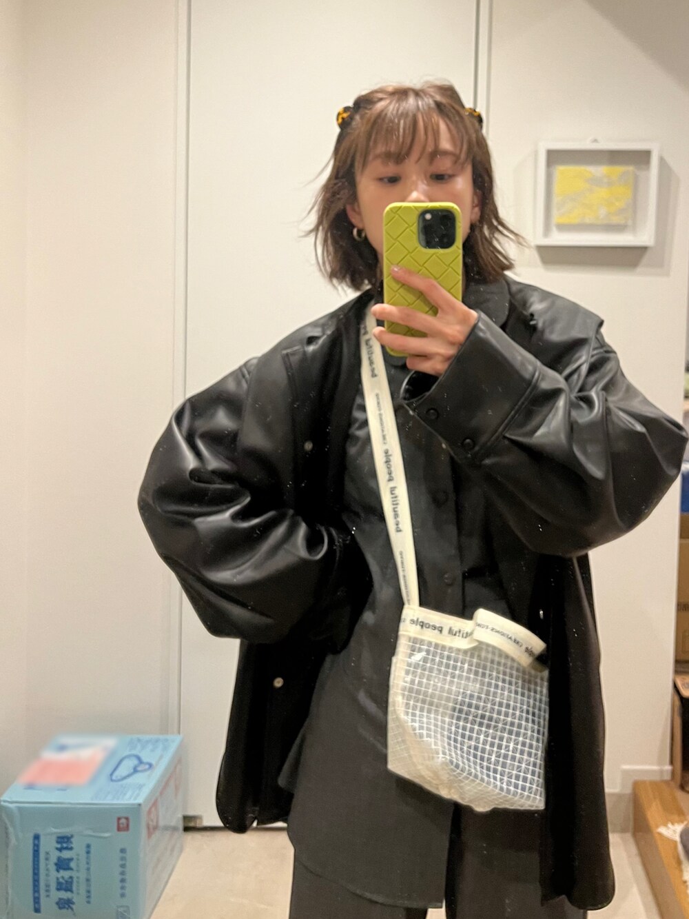 「セットアップ、holiday、ホリデー、高橋愛、154cm、beautiful people、春コーデ、カジュアルコーデ、ゆるコーデ、オトナ女子、お出かけコーデ、エコレザー、irene、アイレネ」｜「beautiful peopleのアイテム（バッグ、ホワイト系）」を使った、高橋愛さん（レディース・154cm）の春コーディネートの2枚目の写真