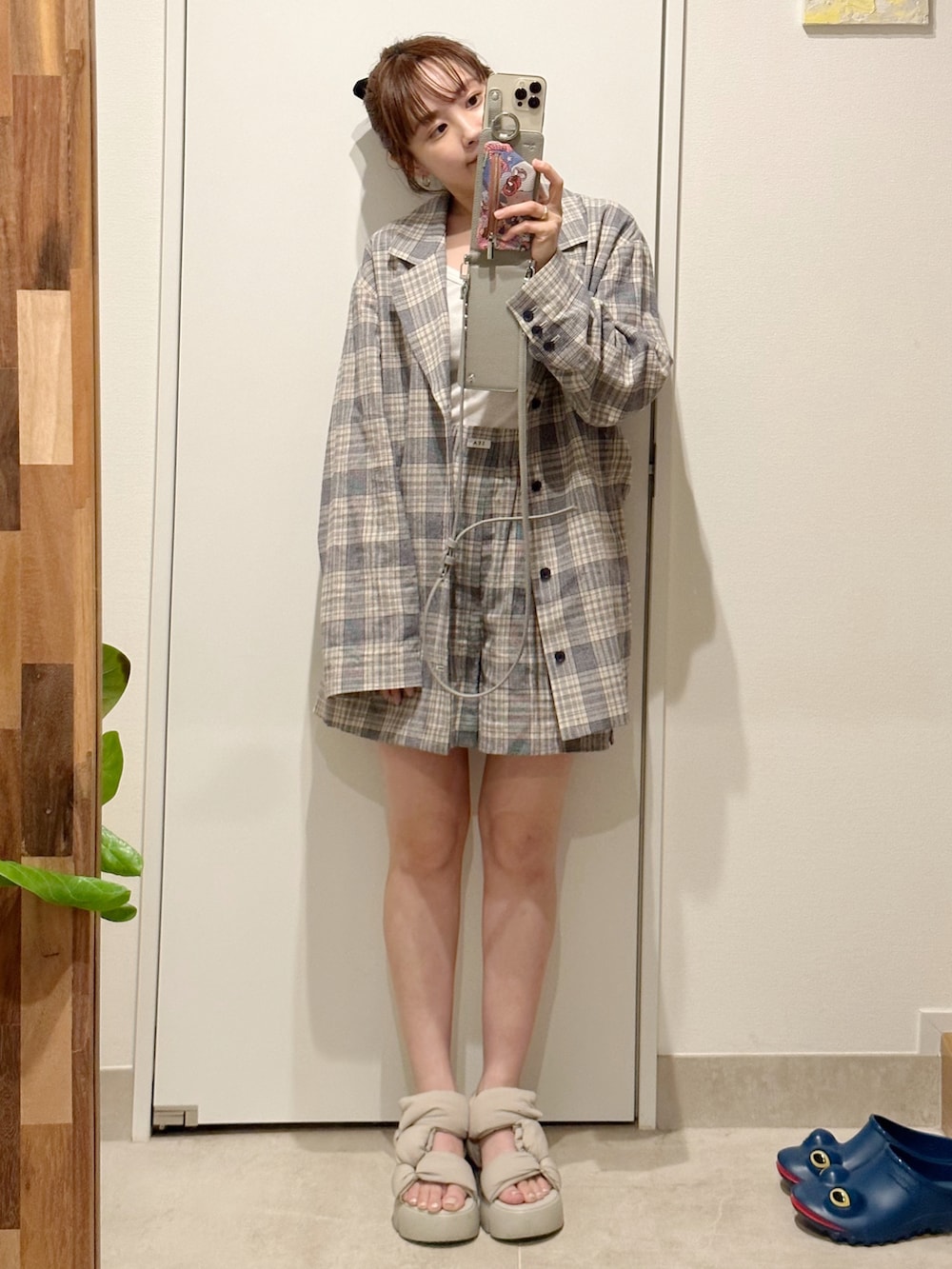 「夏ファッション、セットアップ、SEA、大人チェック、あつぞこサンダル、厚底シューズ、シー、ジャケット、サマージャケット、高橋愛、154cm」｜「SEAのチェック 2XL ジャケット（テーラードジャケット、ブルー系）」を使った、高橋愛さん（レディース・154cm）の夏コーディネートの2枚目の写真