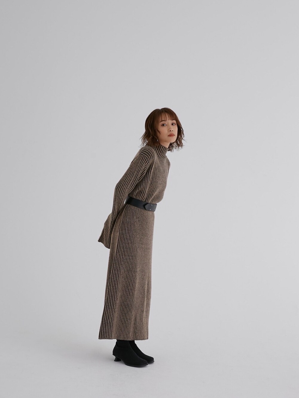 「WEARハロウィン2022、秋冬コーデ、秋のコーデ、大人カジュアル、ラクチンコーデ、キレイめ、ワンピース、ニットワンピース、fukuu、ふくうコーデ、高橋愛」｜「fukuuのポケットつき フードマフラー（マフラー、ブラック系）」を使った、高橋愛さん（レディース・154cm）の秋コーディネートの2枚目の写真