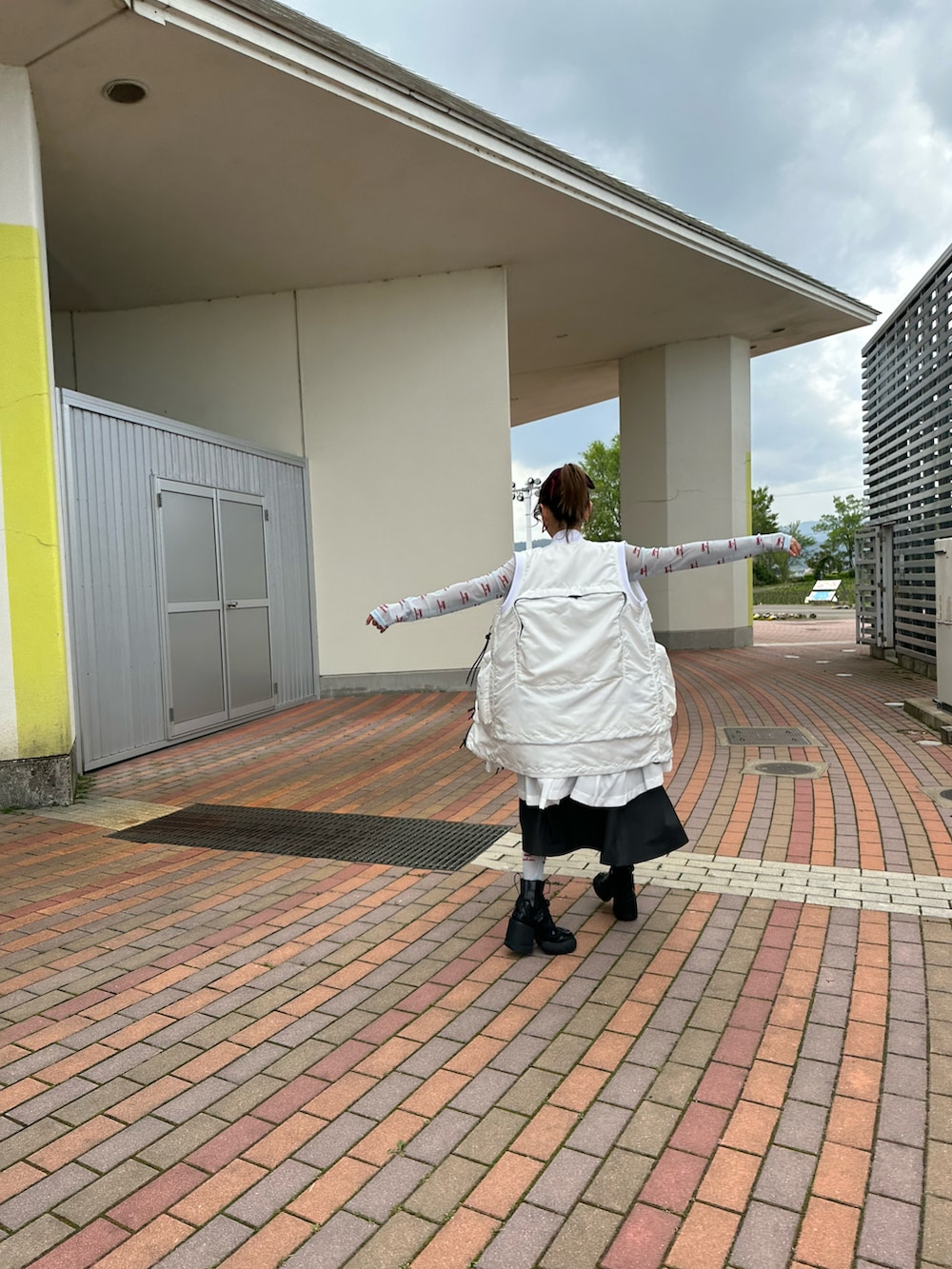 「カジュアルコーデ、初夏コーデ、大人カジュアル、高橋愛、坂井市エキサイト大使、坂井市、福井県、fukui、sakaai、Onitsuka Tiger、オニツカタイガー、reebok、Maison Margiela、maisonspecial、メゾンスペシャル」｜「Onitsuka TigerのWOMEN'S VEST / ウィメンズベスト（ベスト、ホワイト系）」を使った、高橋愛さん（レディース・154cm）の春コーディネートの4枚目の写真