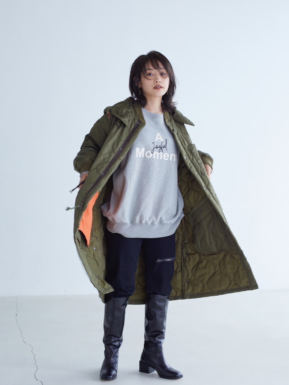 「高橋愛ちゃんコラボ、高橋愛、ラグシー愛、グレー、スウェット、ロゴスウェット、154cm、オーバーサイズ」｜「AMERICAN RAG CIEの【高橋愛さんコラボ】ルーズフィットロゴプリントスウェット（スウェット、グレー系）」を使った、高橋愛さん（レディース・154cm）の秋コーディネートの2枚目の写真