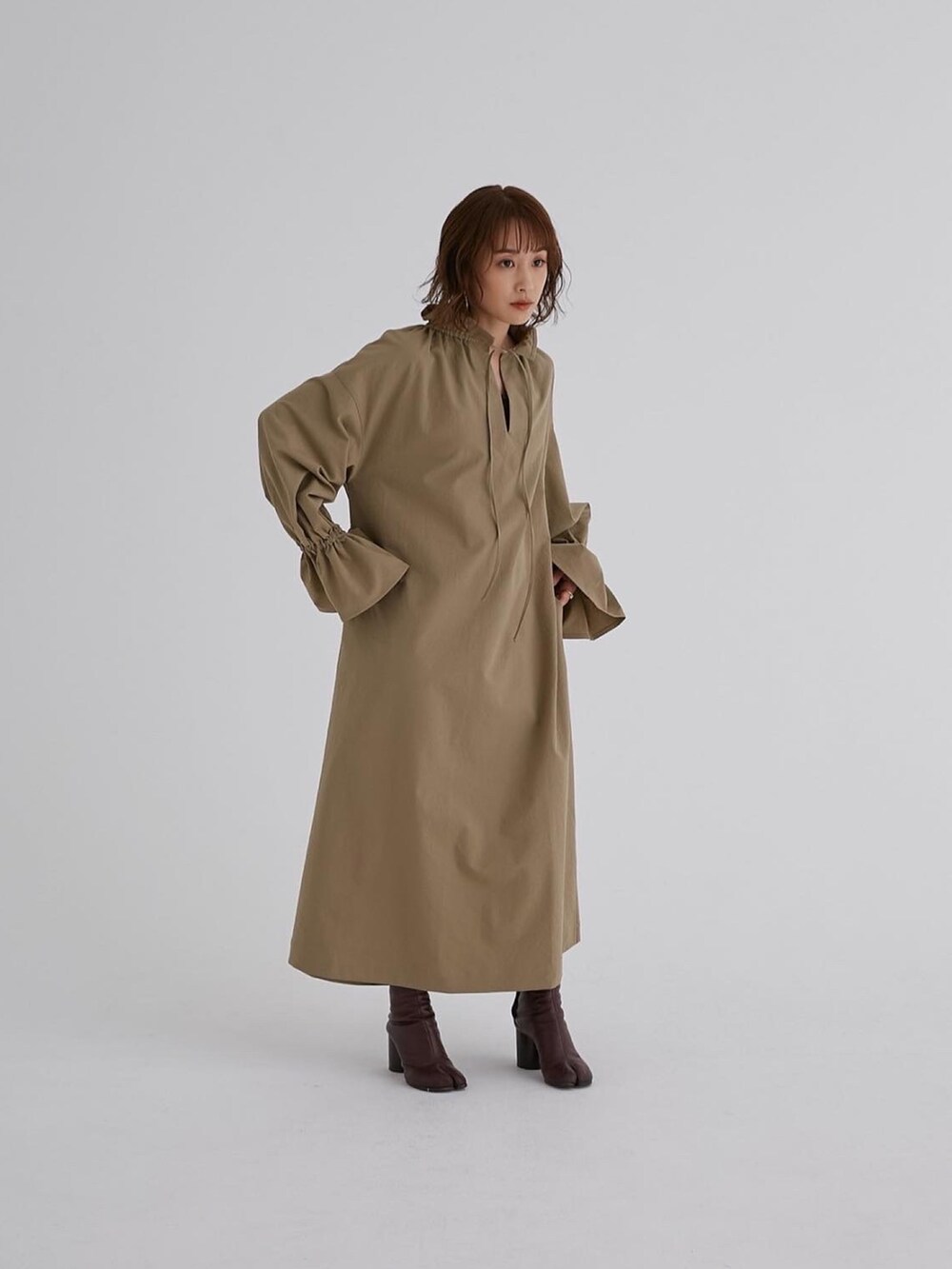 「WEARハロウィン2022、シンプルコーデ、秋冬コーデ、大人カジュアル、ラクチンコーデ、高橋愛、妊婦さんでもいけます、154cm、レイヤリング、2wayワンピース、ベージュ、軽アウターワンピ」｜「fukuuのリサイクルポリエステル100% 2way 大人ワンピース（ワンピース、ベージュ系）」を使った、高橋愛さん（レディース・154cm）の秋コーディネートの2枚目の写真