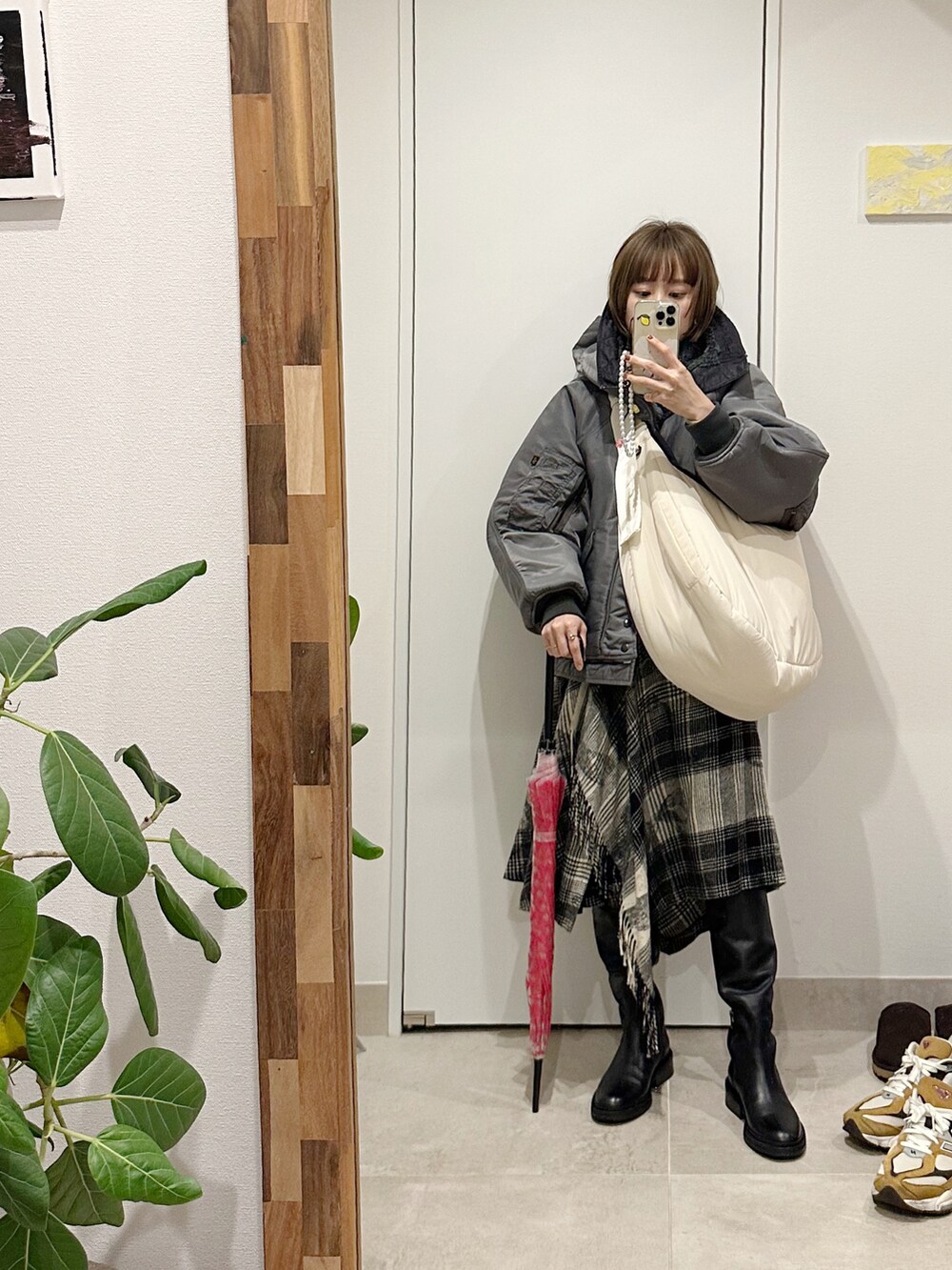 「ビックサイズ、大きいバッグ、THINGS THAT MATTER、Ai Mitoma、三苫愛、154cm、beautiful people、bp、高橋愛、ロングブーツ、BEAMS、巻きスカート、おさがりコーデ、INGEBORG」｜「beautiful peopleのアイテム（MA-1、グリーン系）」を使った、高橋愛さん（レディース・154cm）の冬コーディネートの3枚目の写真