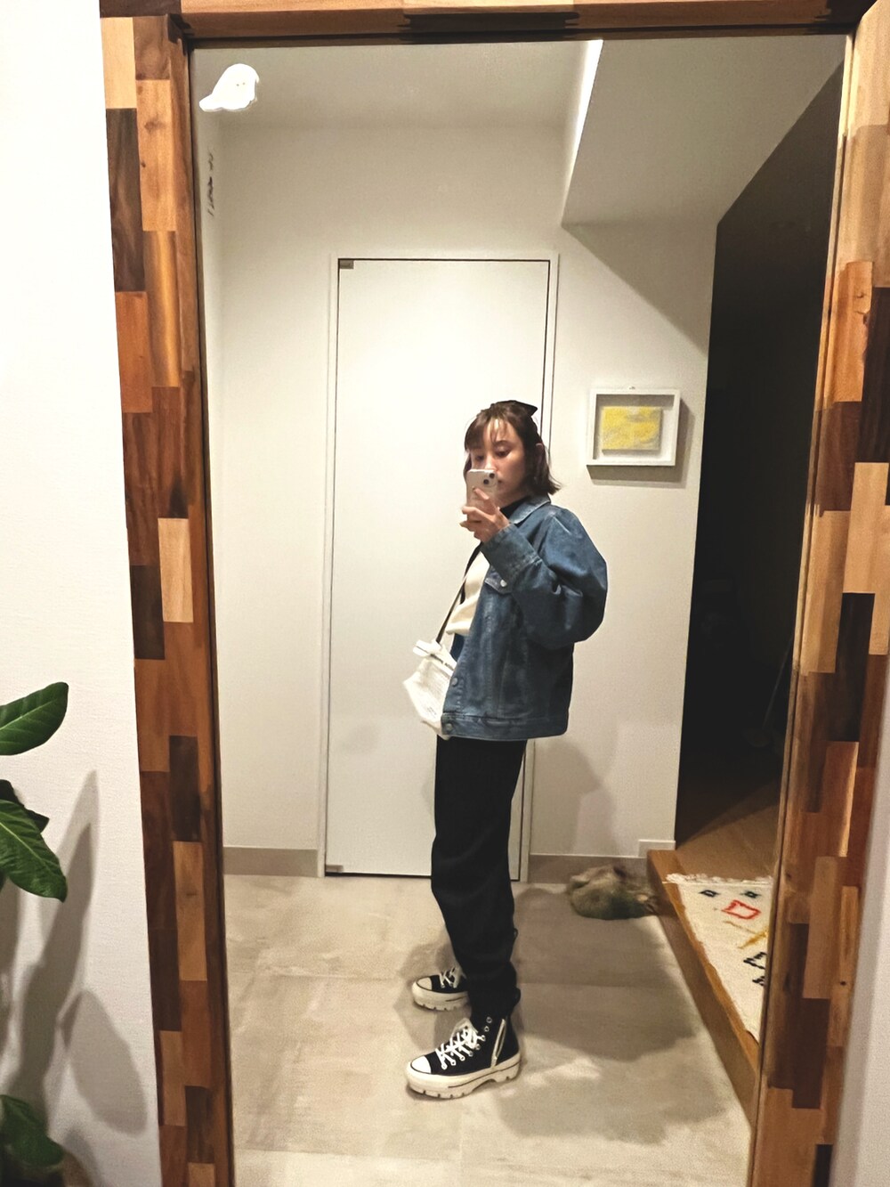 「パンツスタイル、オトナカジュアル、春コーデ、デニムジャケット、デニム、カジュアル、高橋愛、beautiful people、converse、ハイカットスニーカー、holiday」｜「HOLIDAYのPUFF SLEEVE DENIM JACKET パフスリーブデニムジャケット（デニムジャケット、ブルー系）」を使った、高橋愛さん（レディース・154cm）の春コーディネートの2枚目の写真