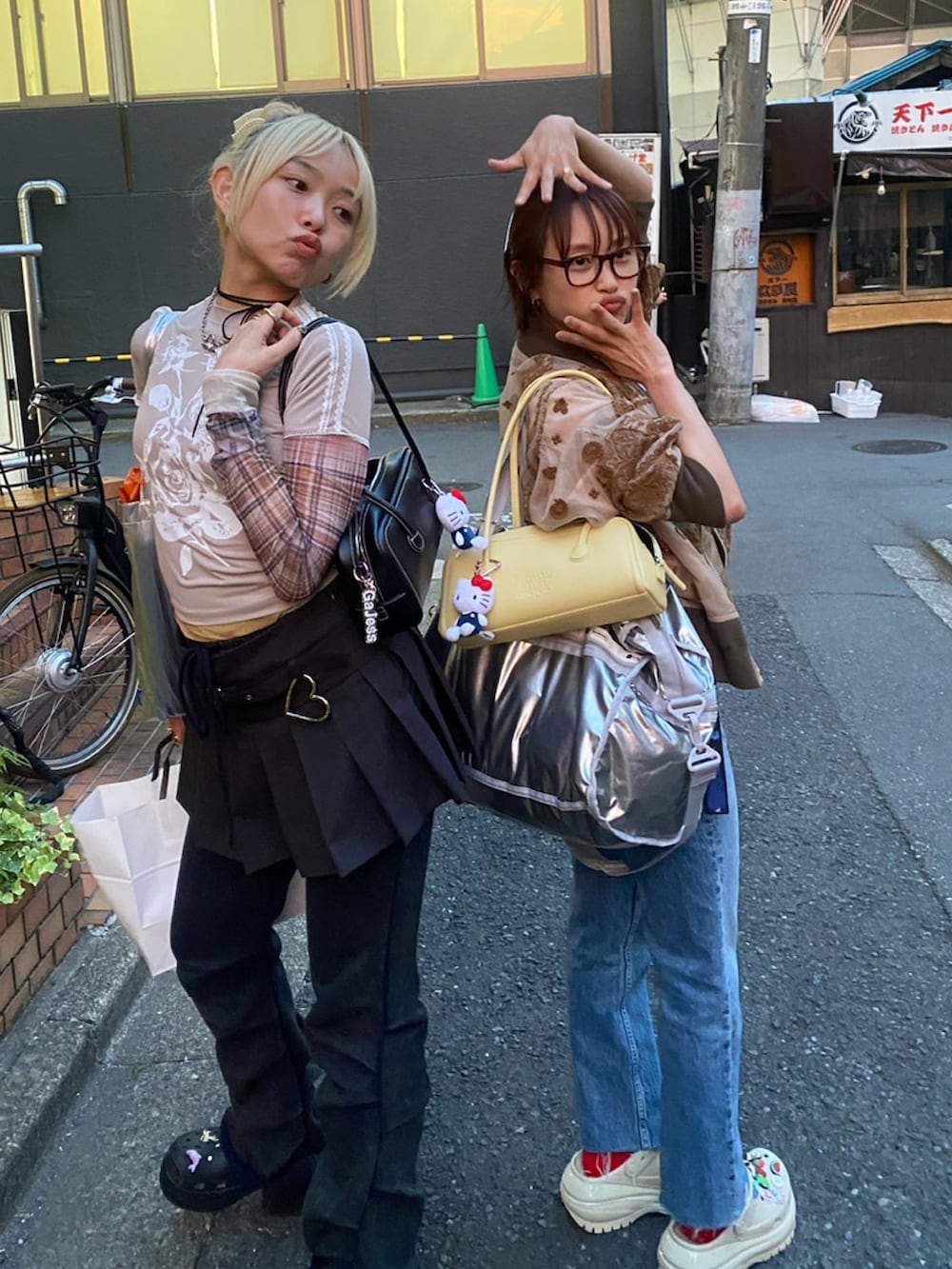 「韓国ファッション、MARGE SHERWOOD、きいろといえばわたし、高橋愛、シルバー、Adam et Rope'、レスポートサック、別注、154cm、クロックス、crocs、厚底シューズ」｜「MARGE SHERWOODのアイテム（バッグ、イエロー系）」を使った、高橋愛さん（レディース・154cm）の春コーディネートの3枚目の写真