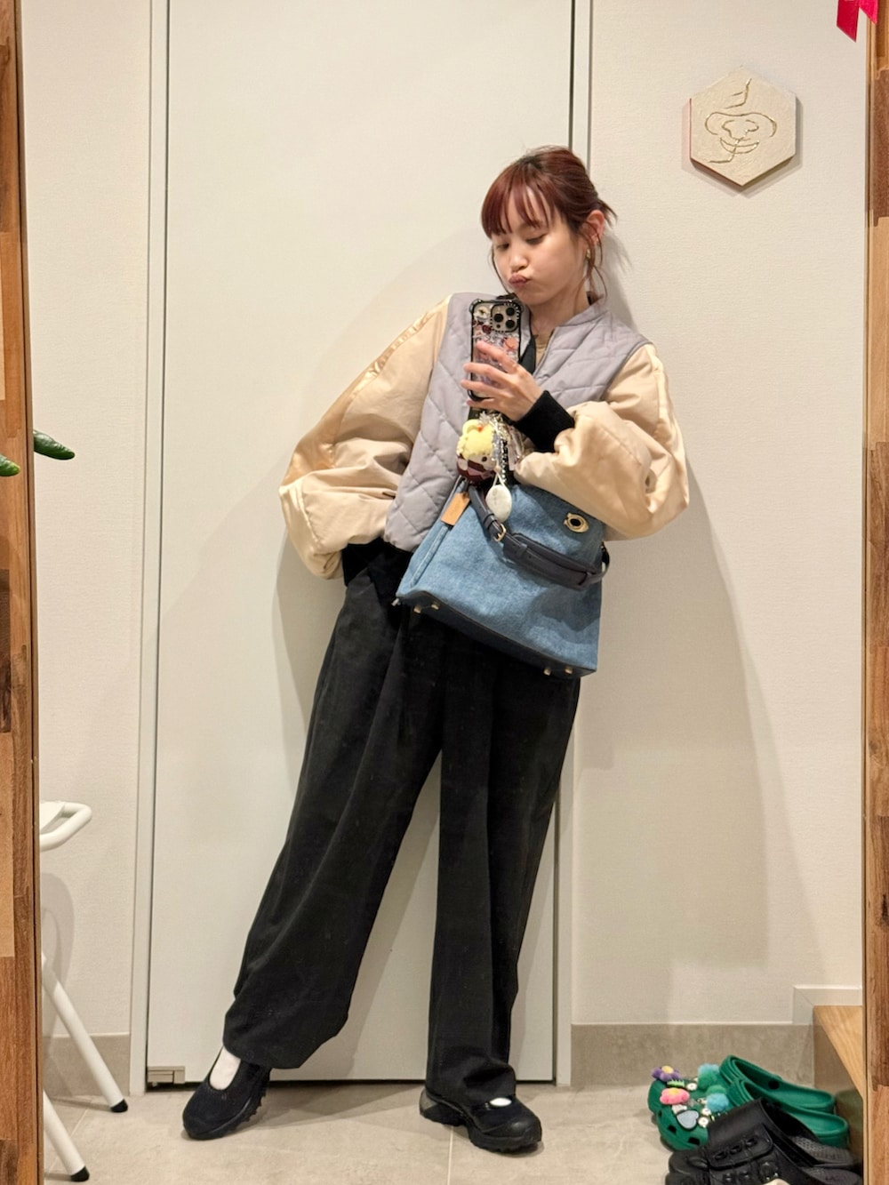 「最近のいい感じコーデ、LOEWE、オールインワン、154cm、RONEL、SALOMON、MM6、MM6 × SALOMON、ファミリーマート、ファミマの靴下、コーチ(COACH)、COACH」｜「LOEWEのアイテム（ジャケット/アウター、その他）」を使った、高橋愛さん（レディース・154cm）の春コーディネートの2枚目の写真