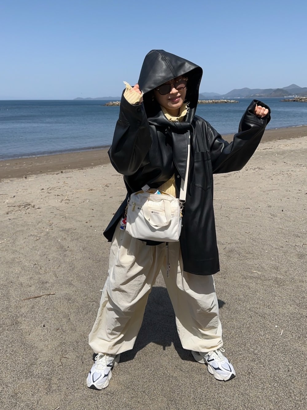「オトナカジュアル、スタイルミキサー、stylemixer、スタミキ、154cm、IRENE、アイレネ、スニーカー、New Balance、レスポートサック」｜「IRENEのアイテム（ジャケット/アウター、ブラック系）」を使った、高橋愛さん（レディース・154cm）の春コーディネートの2枚目の写真