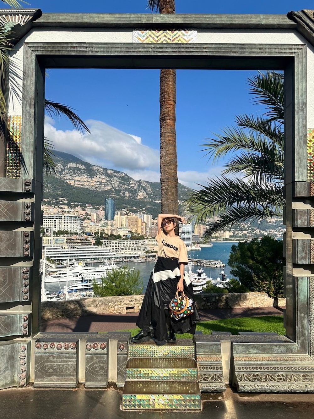 「JILSANDER、ジルサンダー、ISSEY MIYAKE、ミヤケイッセイ、トップスイン、ロゴT、ロングスカート、MBT、高橋愛、旅行、trip、ラボ旅、旅コーデ、モナコ、Monaco」｜「JIL SANDERのT-SHIRT SS（Tシャツ/カットソー、ベージュ系）」を使った、高橋愛さん（レディース・154cm）の秋コーディネートの2枚目の写真
