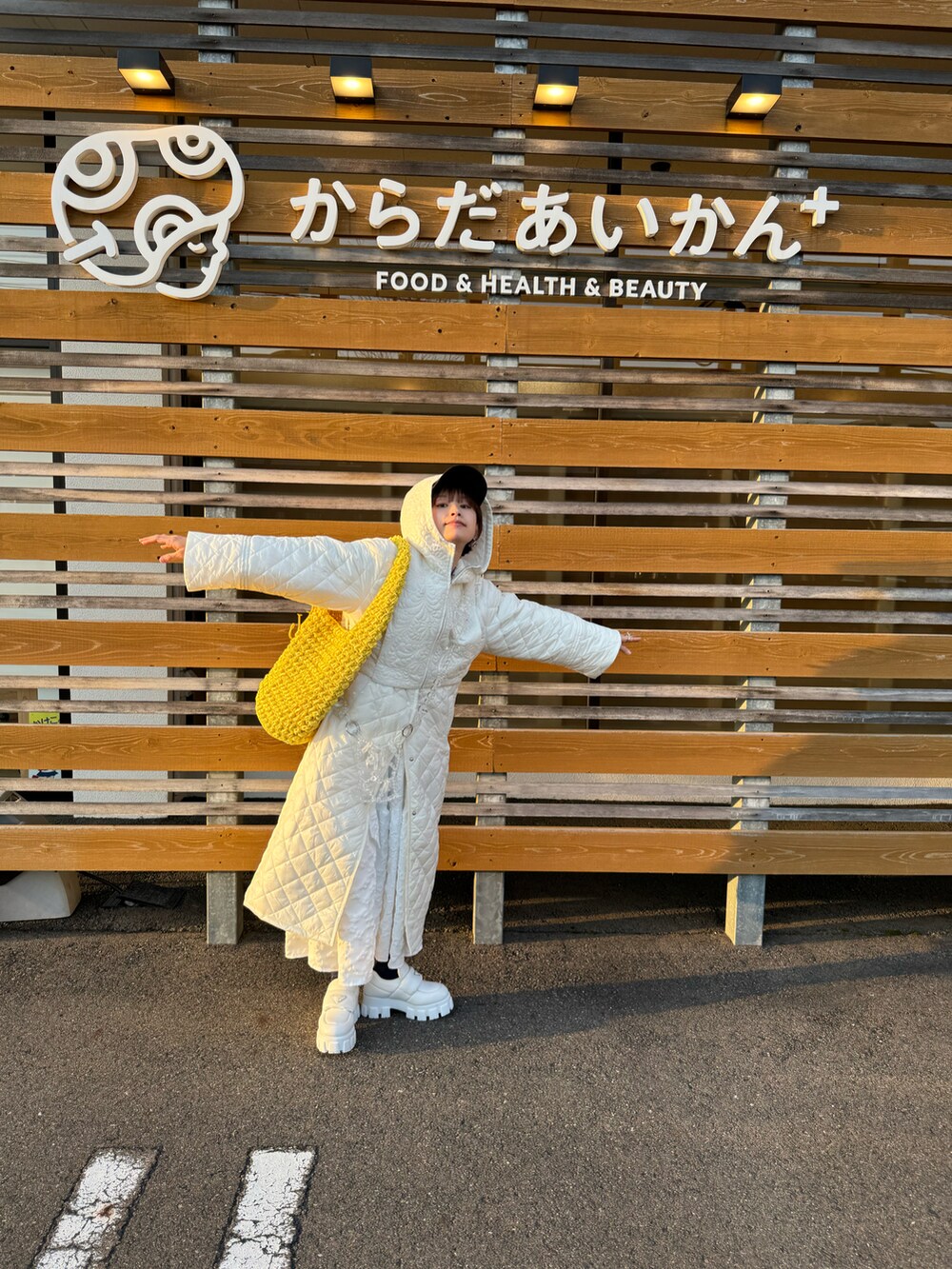 「春のおしゃ見えテクニック、春ファッション、高橋愛、154cm、PRADA、ローファー、おでかけコーデ、ELLA CANTARIA」｜「JW Andersonのアイテム（バッグ、イエロー系）」を使った、高橋愛さん（レディース・154cm）の春コーディネートの2枚目の写真