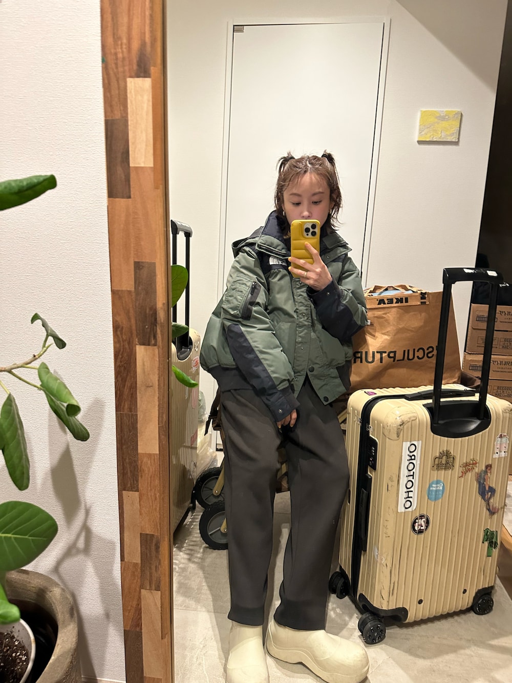 「ラフコーデ、リラックススタイル、セットアップ、スウェットコーデ、茶色、ブラウン、UNIQLO、UNIQLOコーデ、ユニクロコーデ、ユニクロ、sacai、THE NORTH FACE、高橋愛、154cm」｜「Sacaiのアイテム（ジャケット/アウター、グリーン系）」を使った、高橋愛さん（レディース・154cm）の春コーディネートの2枚目の写真