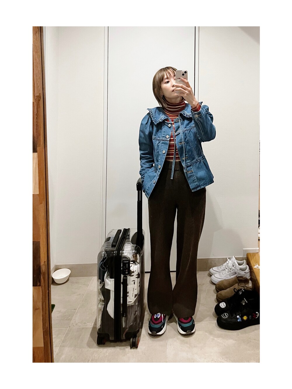 「春、デニムジャケット、リーバイス、BEAMS、ビームス、高橋愛、fukuu、ふくうコーデ、ニットアップ、ニットパンツ、リブパンツ、スニーカーコーデ、NIKE」｜「fukuuの【セットアップ対応可】 リサイクルウール　ニットパンツ（その他パンツ、ブラウン系）」を使った、高橋愛さん（レディース・154cm）の春コーディネートの2枚目の写真