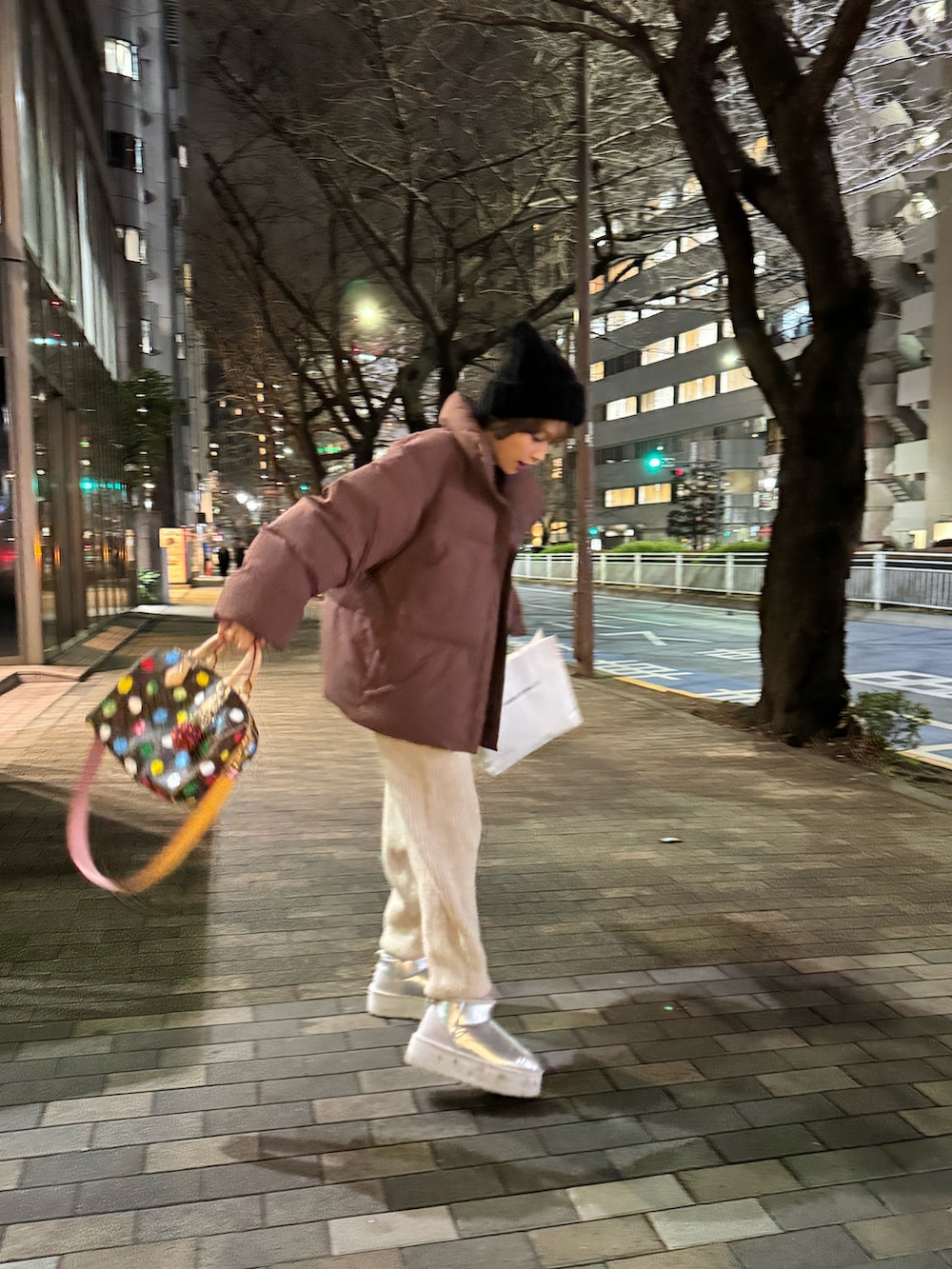 「おでかけコーデ、ニットパンツ、ネコニット帽、猫耳、154cm、UNIQLO、UNIQLO U、草間彌生、LOUIS  VUITTON」｜「Louis Vuitton × 草間彌生のアイテム（ボストンバッグ、ブラウン系）」を使った、高橋愛さん（レディース・154cm）の冬コーディネートの2枚目の写真