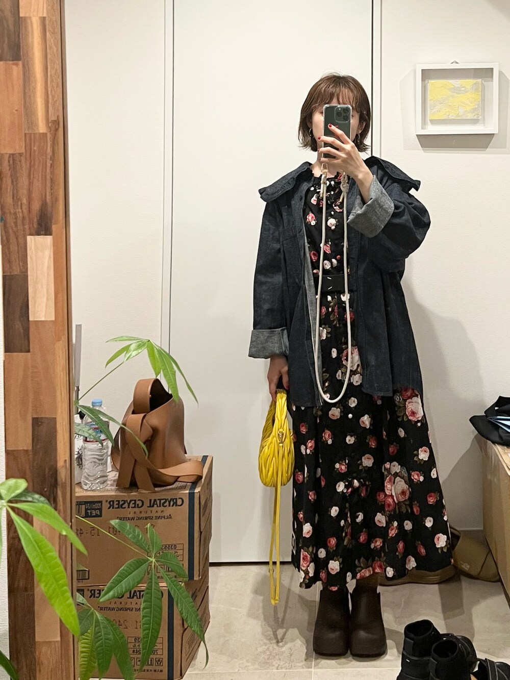「デニムっていいよね、holiday、ピンクハウス、PINK HOUSE、little sunny bite、リトルサニーバイト、高橋愛、LSB、花柄ワンピース、MIUMIU、きいろといえばわたし、BOTTEGA VENETA、レインシューズ」｜「HOLIDAYのPURITAN COLLAR DENIM SHIRT ピューリタンカラーデニムシャツ（シャツ/ブラウス、ブルー系）」を使った、高橋愛さん（レディース・154cm）の夏コーディネートの2枚目の写真