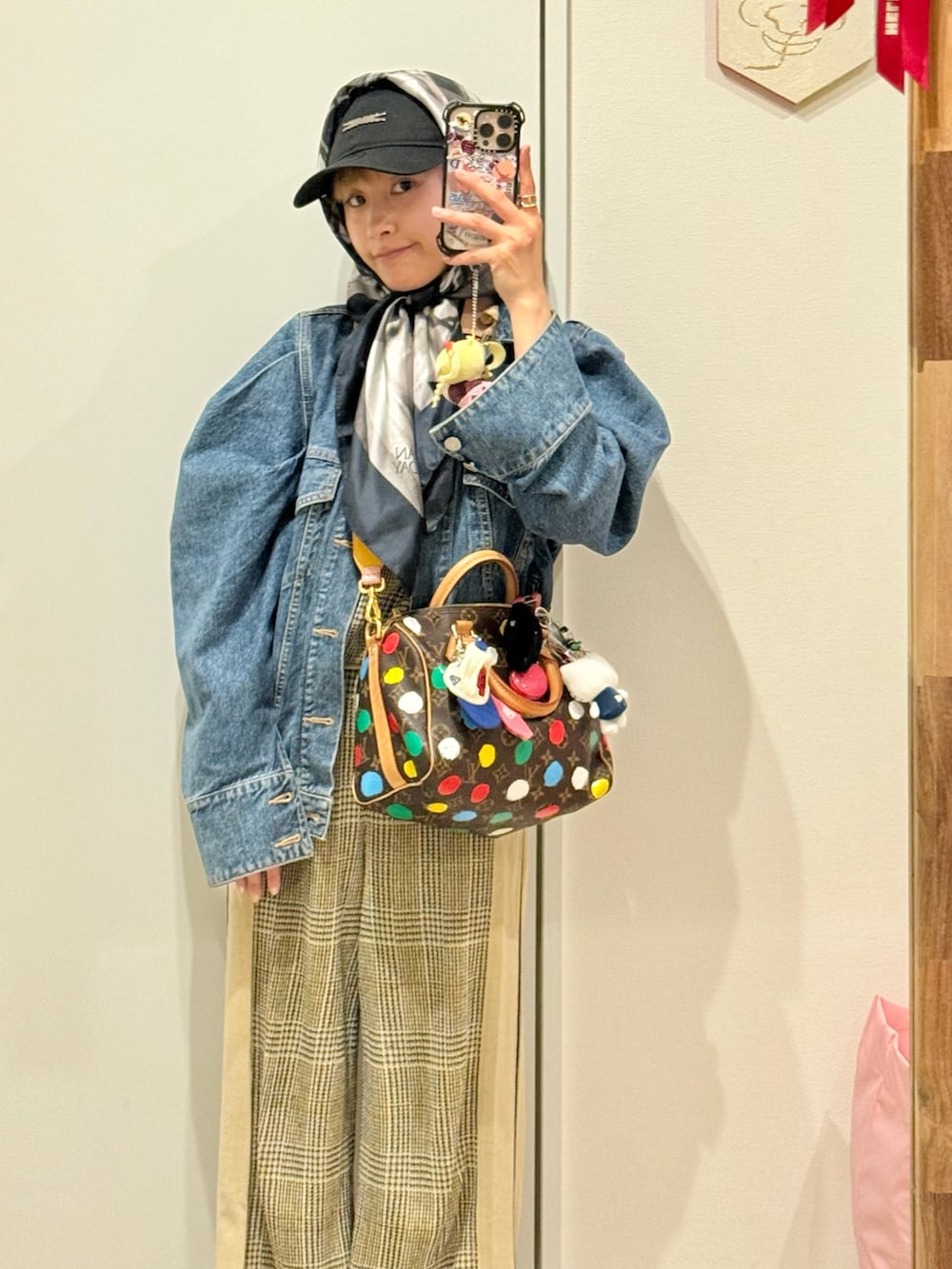 「TAN、タン、ニットアップ、チェック、デニムジャケット、スカーフ、キャップ、やっぱり帽子が好き、ベージュ、スニーカー、草間彌生、高橋愛」｜「HOLIDAYのPUFF SLEEVE DENIM JACKET II パフスリーブデニムジャケットⅡ（デニムジャケット、ブルー系）」を使った、高橋愛さん（レディース・154cm）の春コーディネートの2枚目の写真