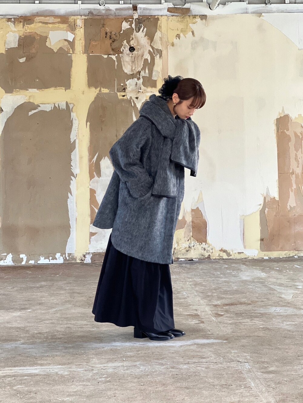 「秋、秋冬コーデ、AMERICAN RAG CIE、ラグシー愛、アメリカンラグシー、高橋愛コラボ、154cm、ゆるコーデ、秋カラー、秋服まるっと大公開、シンプルコーデ」｜「AMERICAN RAG CIEの【高橋愛さんコラボ】シャギーケープコート（その他アウター、グレー系）」を使った、高橋愛さん（レディース・154cm）の秋コーディネートの2枚目の写真