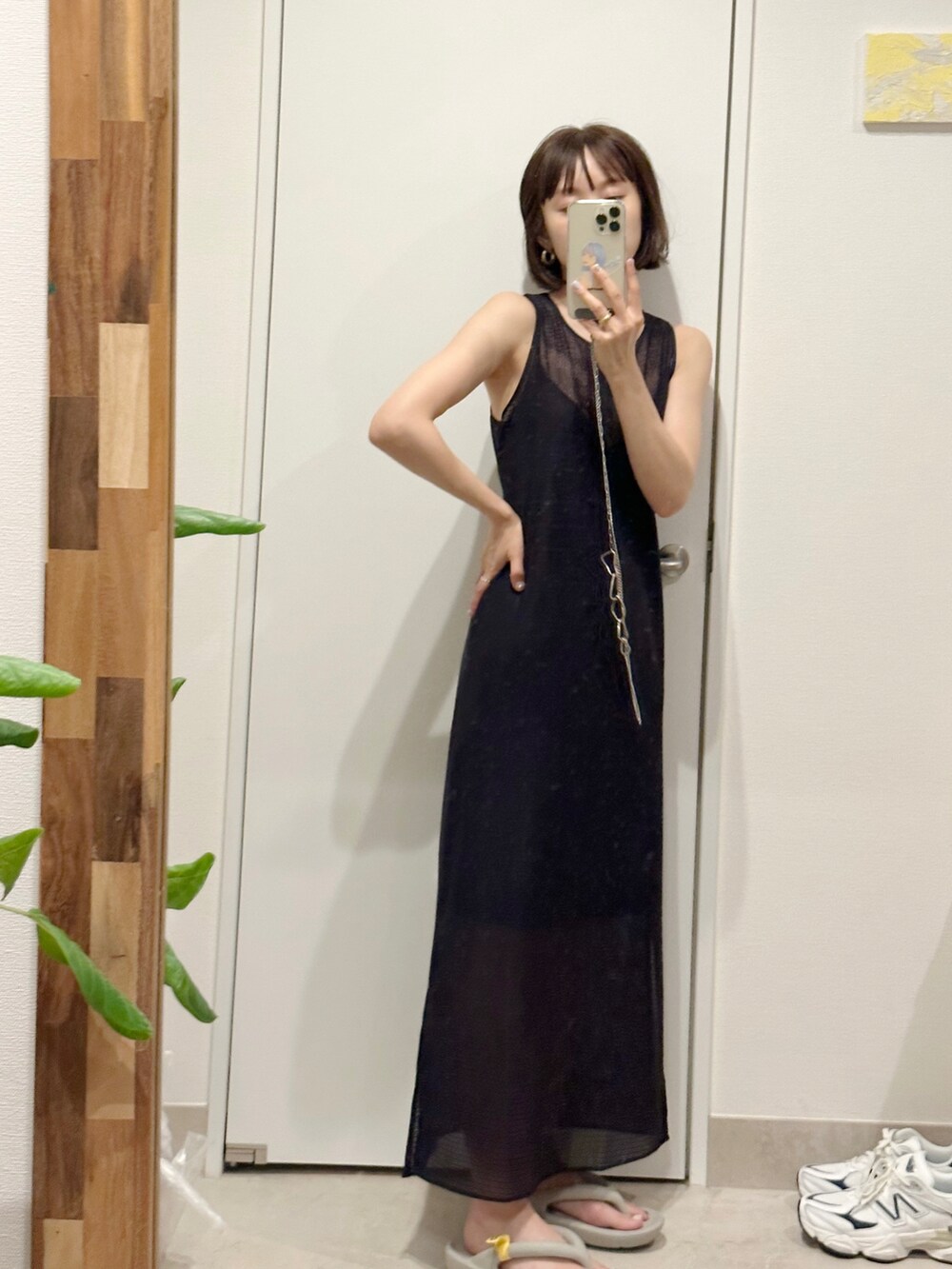 「ユニクロマメクロゴウチ、UNIQLO mame kurogouchi、マメクロゴウチ、UNIQLO、透けニット、キレイめカジュアル、秋服、楽チンコーデ、シンプル」｜「UNIQLOのアイテム（ワンピース/ドレス、ブラック系）」を使った、高橋愛さん（レディース・154cm）の秋コーディネートの2枚目の写真