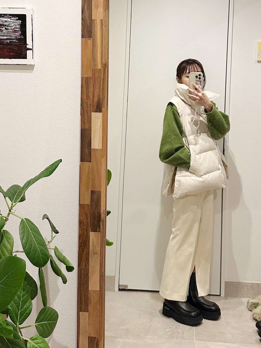 「秋冬コーデ、大人かわいい、オトナ女子、ブーツスタイル、冬アウター、ダウンベスト、2wayダウンジャケット、高橋愛、高橋愛コラボ、MARNI、THINGS THAT MATTER、titivate、みどり、ニット」｜「titivateのﾚｰｽ襟付きﾆｯﾄﾌﾟﾙｵｰﾊﾞｰ（ニット/セーター、グリーン系）」を使った、高橋愛さん（レディース・154cm）の秋コーディネートの2枚目の写真