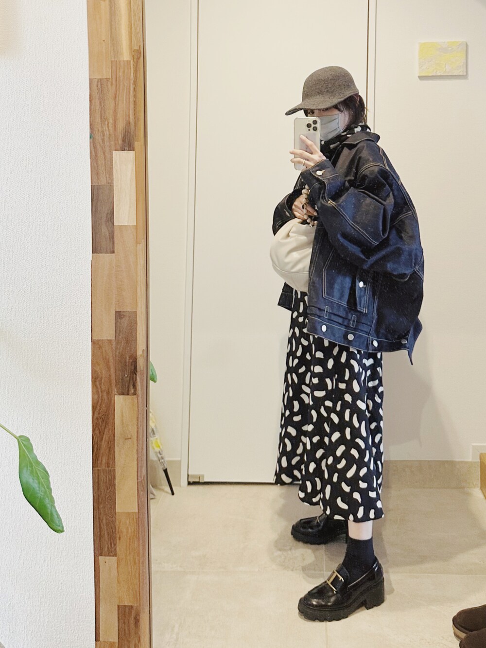 「UNIQLOコーデ、UNIQLO C、ユニクロシー、シー、高橋愛、beautiful people、HELLO KITTY、キティーちゃん、重ね着ベストシーズン、スカーフコーデ、ユニクロ、154cm」｜「UNIQLOのアイテム（ワンピース/ドレス、ブラック系）」を使った、高橋愛さん（レディース・154cm）の秋コーディネートの2枚目の写真