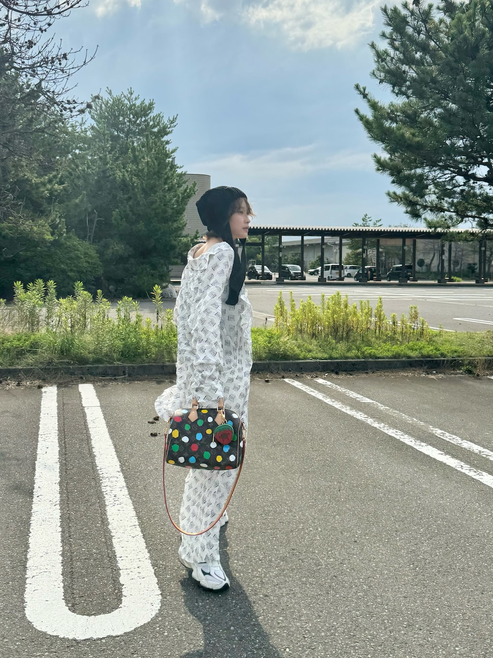 「セットアップ、prankproject、プランクプロジェクト、高橋愛、154cm、WCJ、猫耳、サマーニット帽、草間彌生、ルイヴィトン、LOUIS  VUITTON、New Balance、ニューバランス」｜「PRANK PROJECTのモノグラムプリントワッシャーシャツ/Monogram Printed Washed Shirt（シャツ/ブラウス、ホワイト系）」を使った、高橋愛さん（レディース・154cm）の夏コーディネートの2枚目の写真