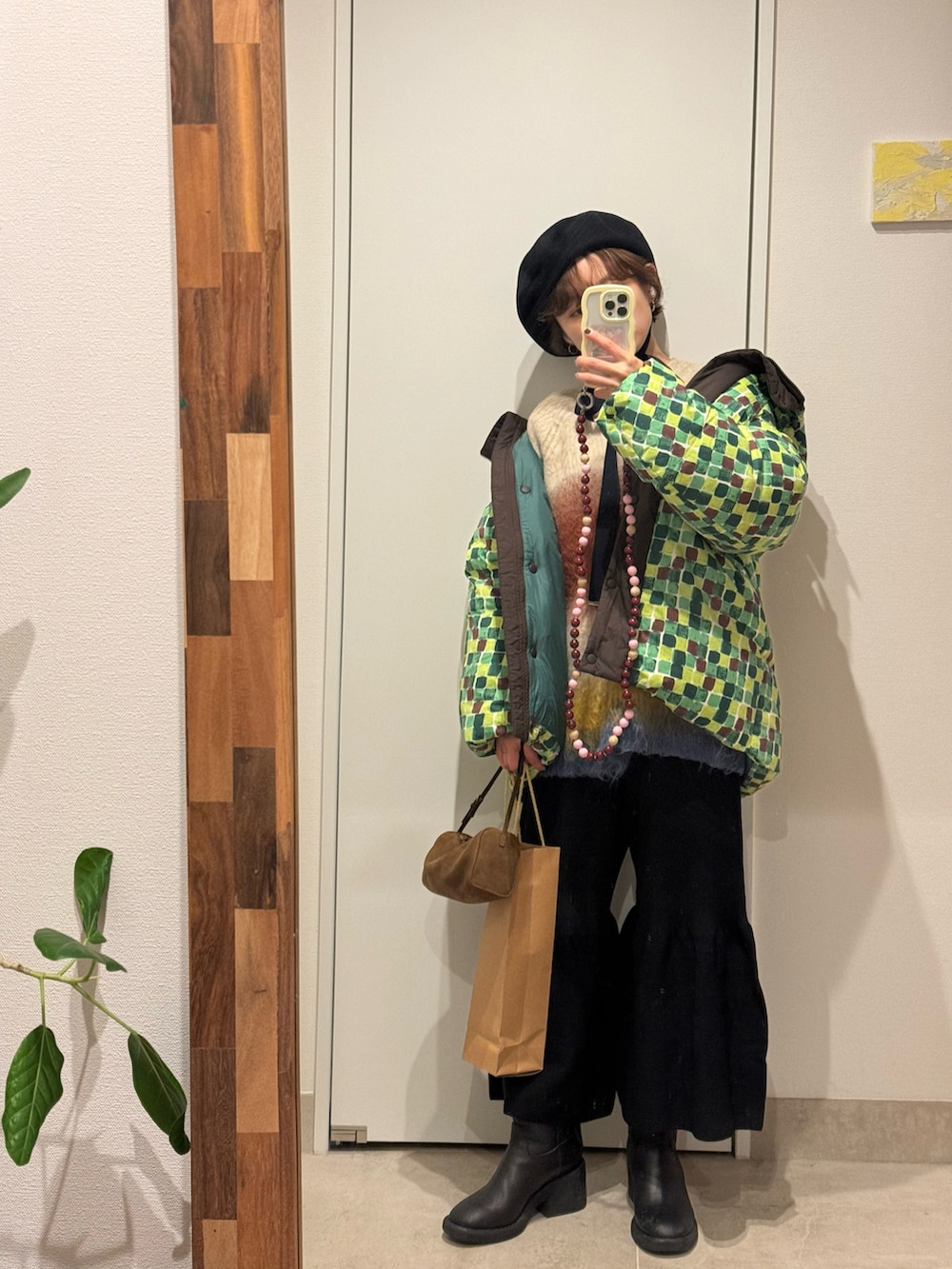 「ユニクロマルニ、UNIQLO、MARNI、派手派手、派手アウター、ダウンジャケット、緑、グリーン、ボリュームアウター、ベレー帽、AMERICAN RAG CIE、ラグシー愛、アメリカンラグシー、高橋愛、CFCL」｜「AMERICAN RAG CIEの【高橋愛さんコラボ】シャギーグラデーションニットプルオーバー（ニット/セーター、ブラウン系）」を使った、高橋愛さん（レディース・154cm）の冬コーディネートの2枚目の写真