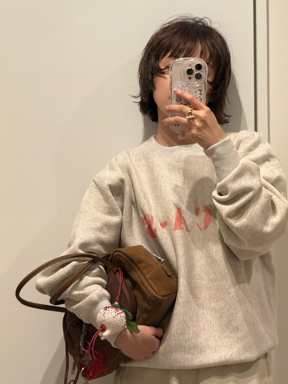 「BEAMS BOY、ビームス、ビームスボーイ、高橋愛、スウェット、オートミール、ユニクロユー、UNIQLO U、154cm、足袋ブーツ、Maison Margiela、マルジェラ、MARGE SHERWOOD、LOEWE、ジブリ」｜「BEAMS BOYのChampion / ロゴ リバースウィーブ(R) クルーネック スウェットシャツ（スウェット、グレー系）」を使った、高橋愛さん（レディース・154cm）の秋コーディネートの2枚目の写真