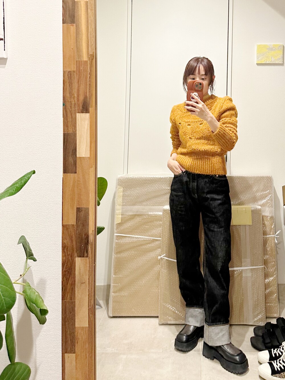 「WEARハロウィン2022、かぼちゃ色、高橋愛、denim、デニムコーデ、154cm、MARNI、マルニ、H&M、エイチアンドエム、ショート丈トップス、ニット」｜「H&Mのアイテム（ニット/セーター、オレンジ系）」を使った、高橋愛さん（レディース・154cm）の秋コーディネートの2枚目の写真