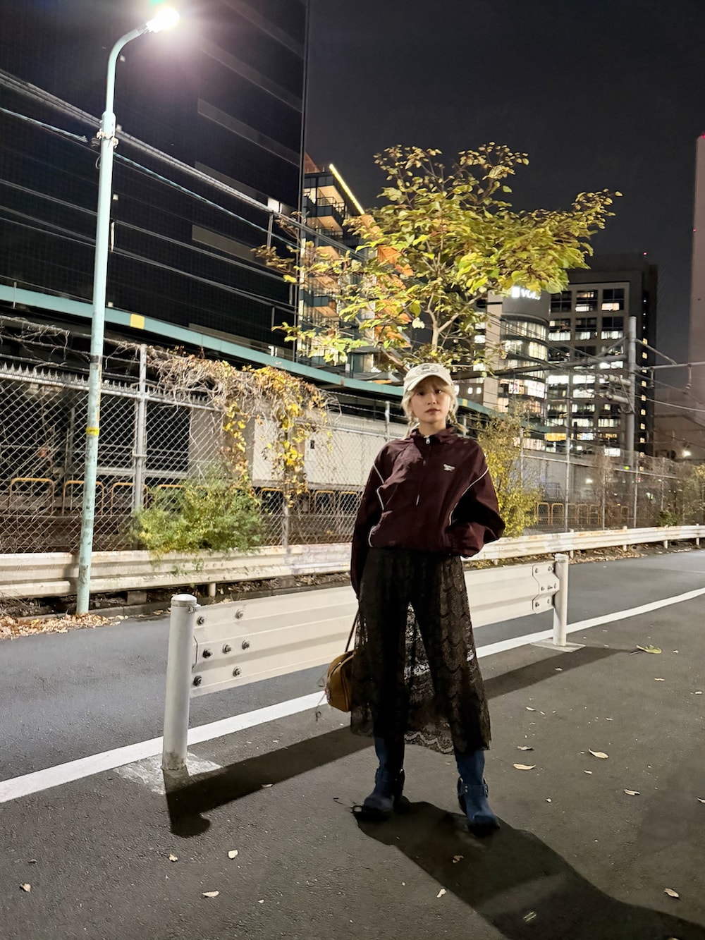 レッド系のジャージ、ブラウン系のワンピース/ドレス、グレー系のパンツを着用したレディースの冬コーディネートの2枚目の写真