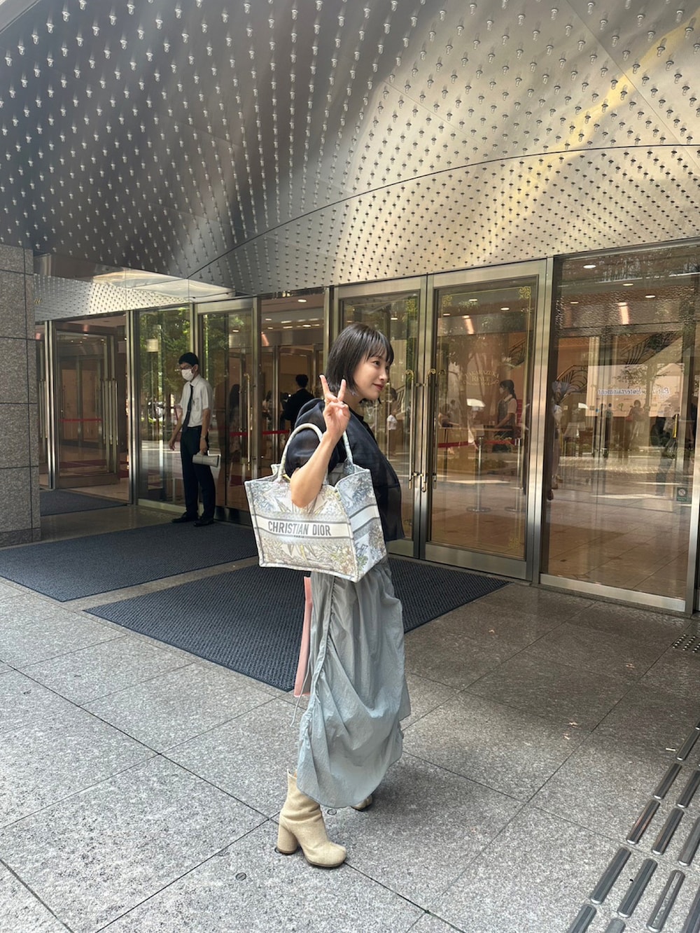 「星組、宝塚歌劇団、宝塚コーデ、観劇コーデ、Dior、Maison Margiela、高橋愛、le ciel bleu、LE CIEL BLEU

、ブックトート、韓国ファッション、korea」｜「Diorのアイテム（バッグ、ホワイト系）」を使った、高橋愛さん（レディース・154cm）の夏コーディネートの2枚目の写真