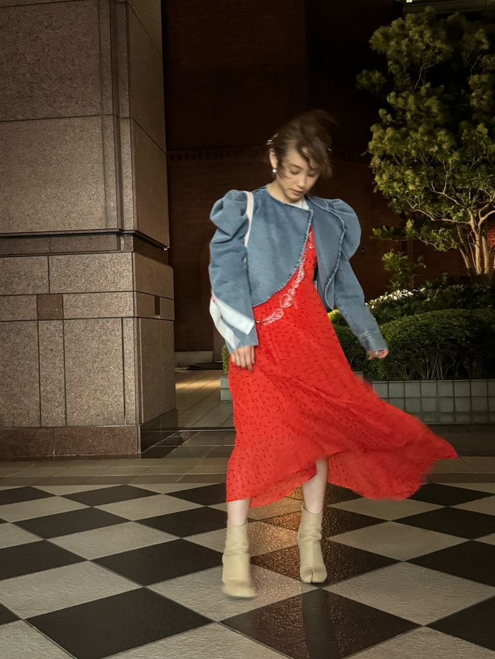 「プチプラ、UNIQLO、赤、赤いワンピース、154cm、デニムジャケット、パフスリーブ、高橋愛、Maison Margiela、足袋ブーツ、stand oil、スタンドオイル、ピンクBBA」｜「UNIQLOのアイテム（ワンピース/ドレス、レッド系）」を使った、高橋愛さん（レディース・154cm）の夏コーディネートの3枚目の写真