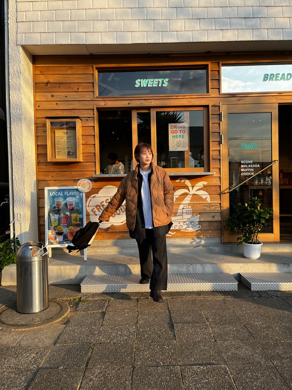 「ボーイッシュ、ストリート、MM6、pacific bakery、UNIQLO、ユニセックス、メンズ、154cm、高橋愛、ロンT、リサイクルニット、fukuu、ふくうコーデ、リブニット、ニットパンツ」｜「UNIQLOのアイテム（ダウンジャケット/コート、ブラウン系）」を使った、高橋愛さん（レディース・154cm）の秋コーディネートの3枚目の写真