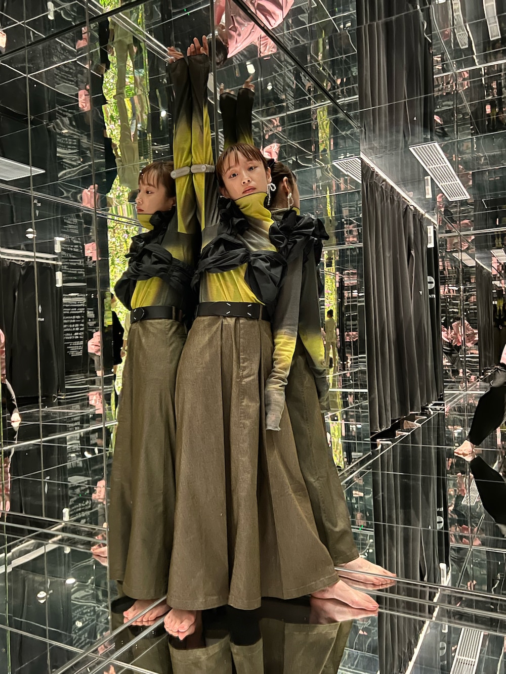 「秋ルック紹介するよ、秋服、カジュアルコーデ、オトナ女子、秋カラー、グラデーション、カーキ、デニム、デニムスカート、khaki、fukuu、ふくうコーデ、H&M、チームラボ」｜「H&Mのアイテム（トップス、イエロー系）」を使った、高橋愛さん（レディース・154cm）の秋コーディネートの2枚目の写真
