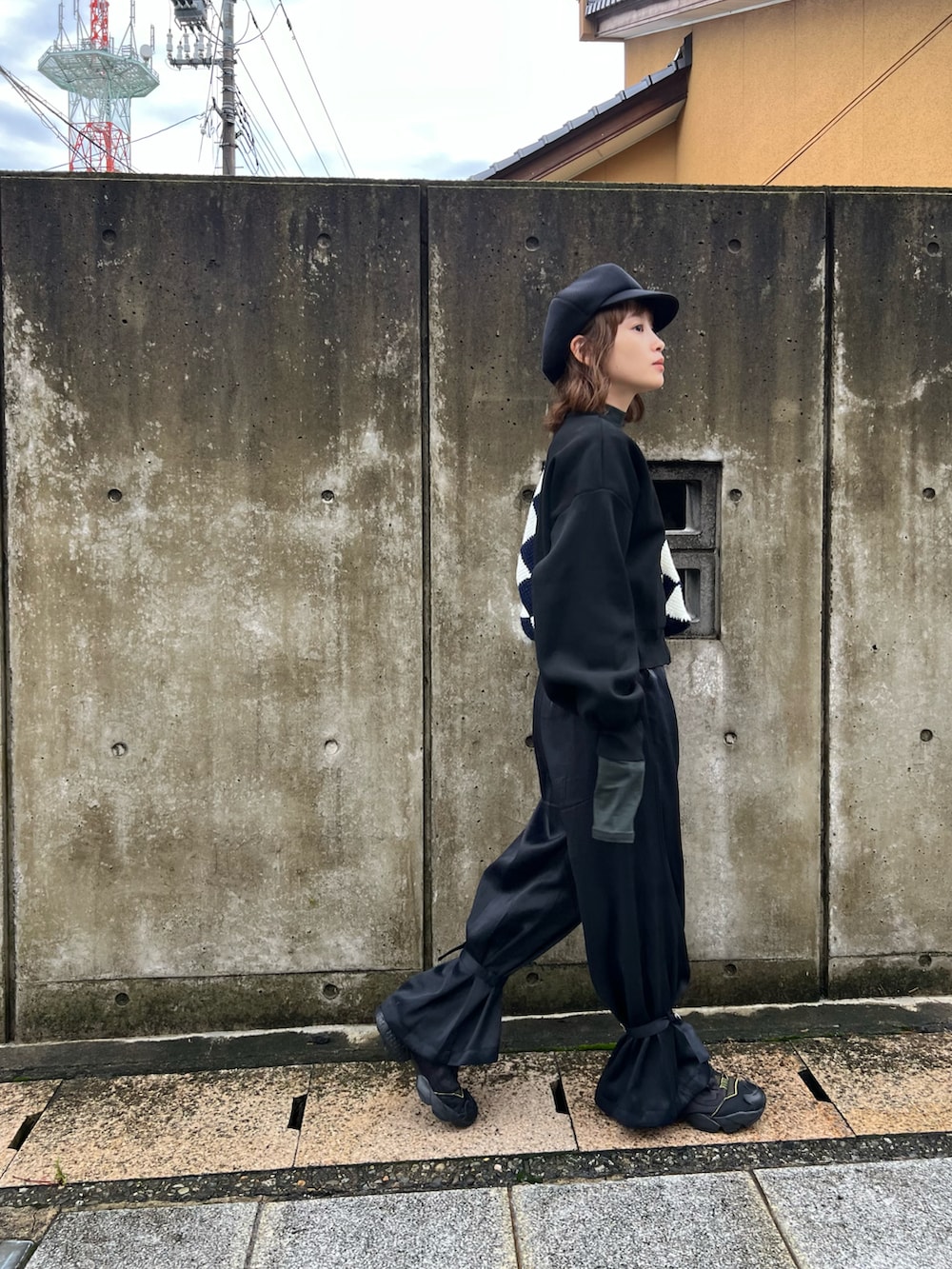 「初秋コーデ、秋服、オトナカジュアル、カジュアルコーデ、パンツスタイル、深緑、高橋愛、高橋愛コラボ、fukuu、ふくうコーデ、154cm、vis-à-vis」｜「vis-`a-visの【WEB限定】【高橋愛コラボ】スポンジニットクルーネックカーディガン【セットアップ対応】（カーディガン/ボレロ、ブラック系）」を使った、高橋愛さん（レディース・154cm）の秋コーディネートの2枚目の写真