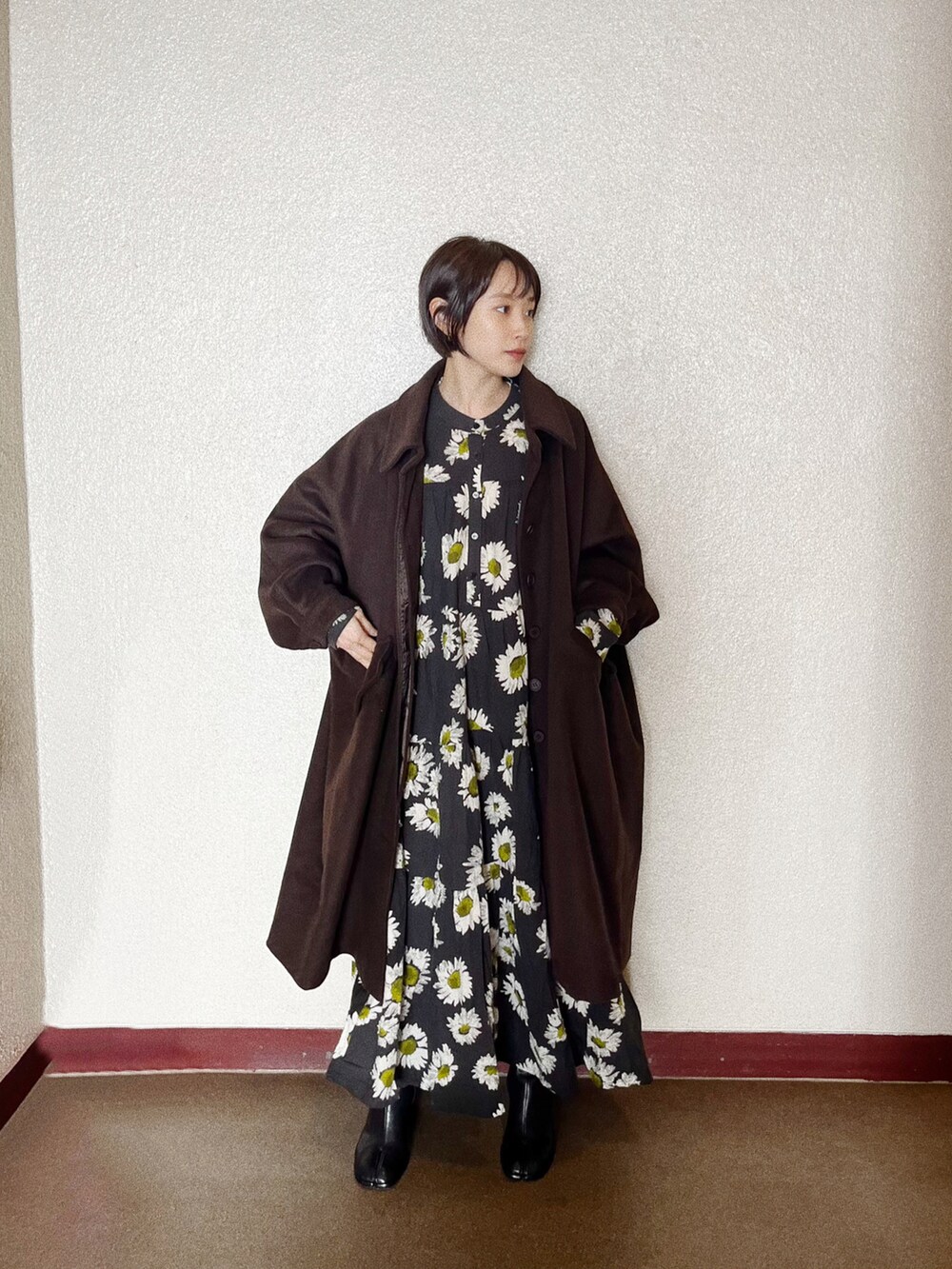 「mananasuerte、高橋愛、ブラウン、コート、アウター、冬コーデ、ラクチンコーデ、ロングワンピース、花柄、154cm、ショートヘア」｜「manana suerteのオリジナルプリントティアードワンピース（ワンピース、ブラック系）」を使った、高橋愛さん（レディース・154cm）の秋コーディネートの2枚目の写真