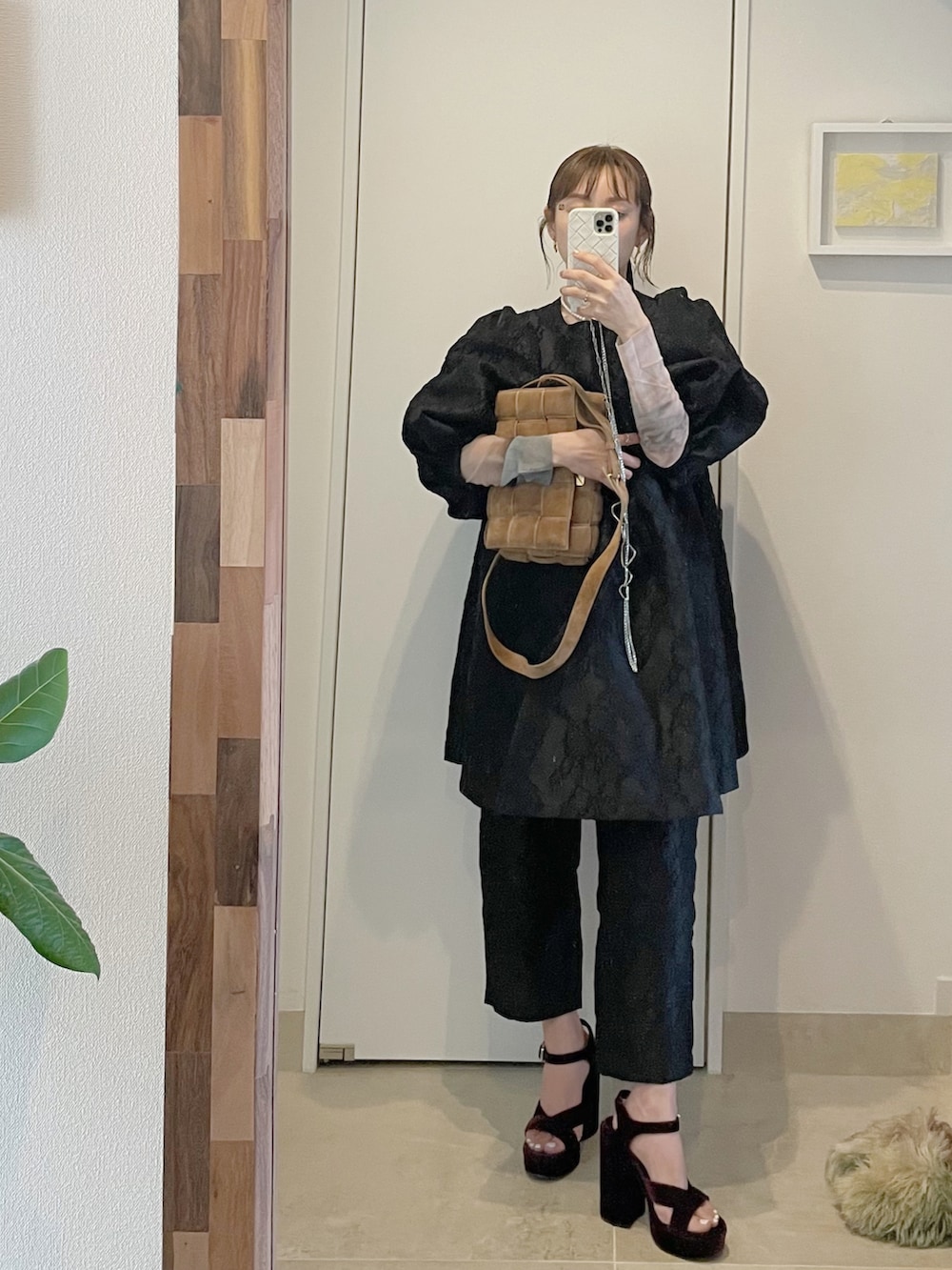 「set up、perna、ペルナ、高橋愛、BOTTEGA VENETA、モード、ブラックコーデ、ヒール」｜「PERNAのジャガードパンツ（セットアップ対応）（その他パンツ、ブラック系）」を使った、高橋愛さん（レディース・154cm）の春コーディネートの3枚目の写真