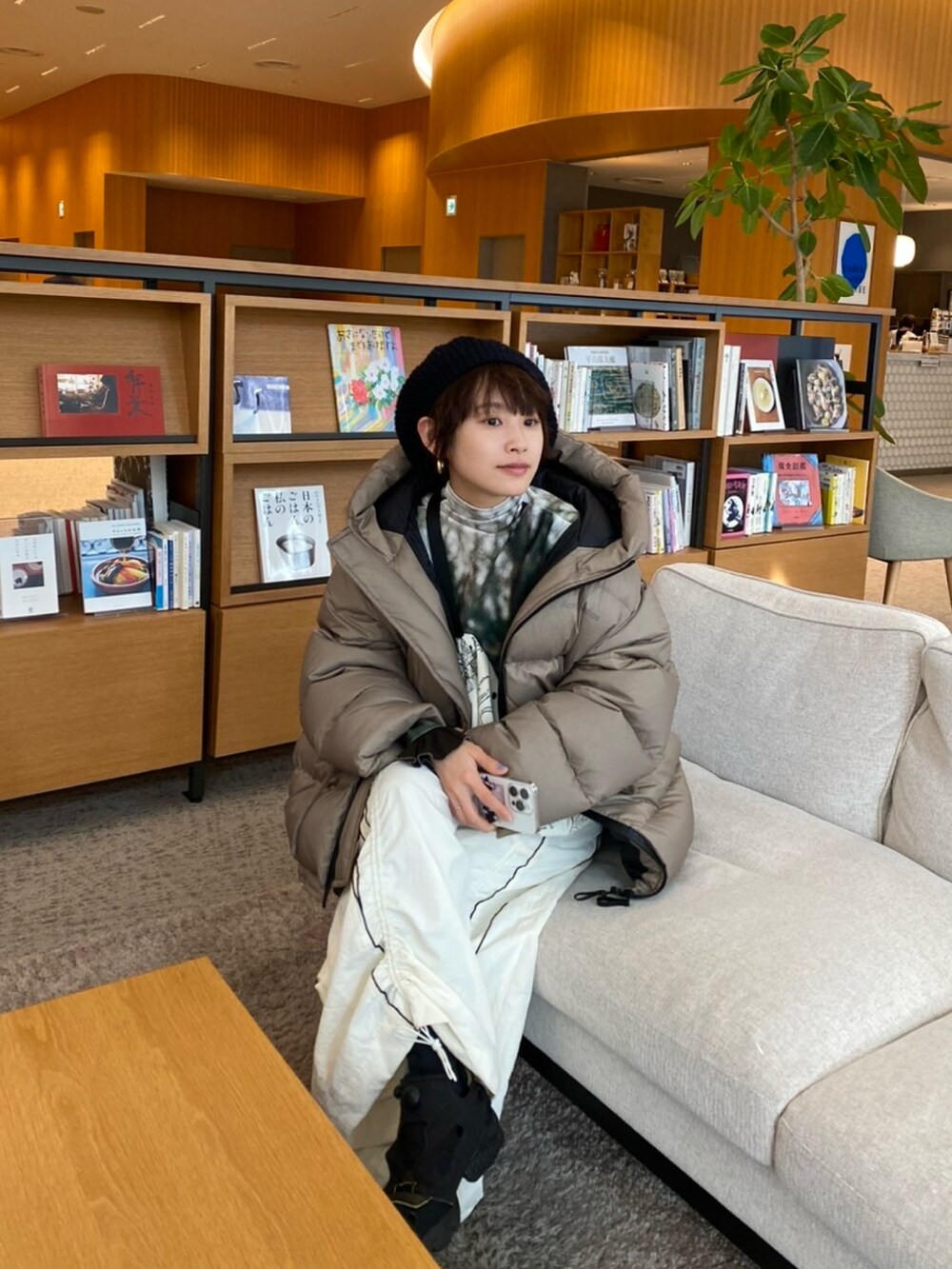 「福井銀行、Three Times Coffee、高橋愛、154cm、ベレー帽、KIJUN、韓国、Uhr、LCDC、AcneStudios、リーボック(Reebok)、Maison Margiela、似合うラボに行こう、カジュアルコーデ」｜「Uhrのアイテム（ハンチング/ベレー帽、ブラック系）」を使った、高橋愛さん（レディース・154cm）の冬コーディネートの2枚目の写真