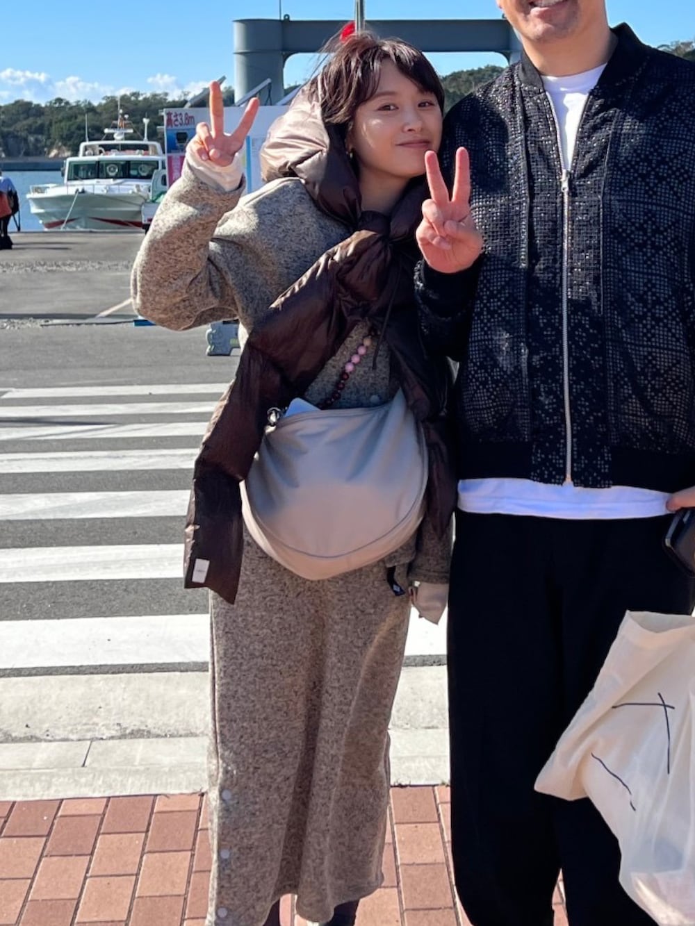 「高橋愛、コロンビア、Columbia、重ね着ベストシーズン、セットアップ、fukuu、ふくうコーデ、UNIQLO、ugg、emmi」｜「Columbiaのアイテム（ジャケット/アウター、グレー系）」を使った、高橋愛さん（レディース・154cm）の秋コーディネートの2枚目の写真