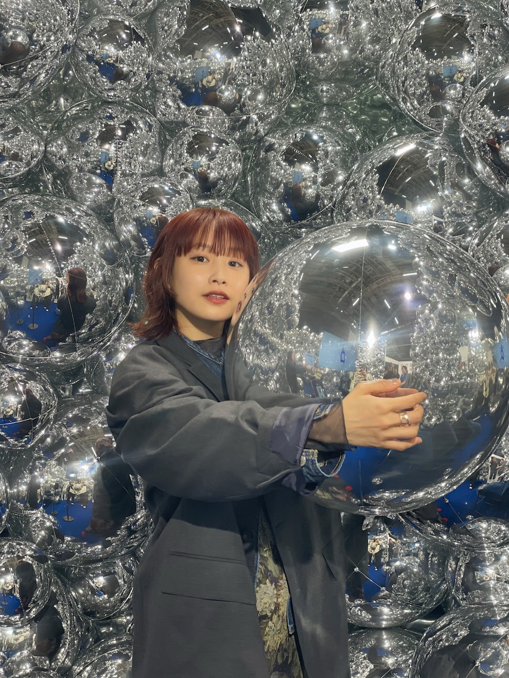 「ジャケット、万能ジャケット、HOLIDAY、ホリデー、グレージャケット、高橋愛」｜「HOLIDAYのWOOL PUFF JACKET ウールパフジャケット（テーラードジャケット、グレー系）」を使った、高橋愛さん（レディース・154cm）の春コーディネートの2枚目の写真