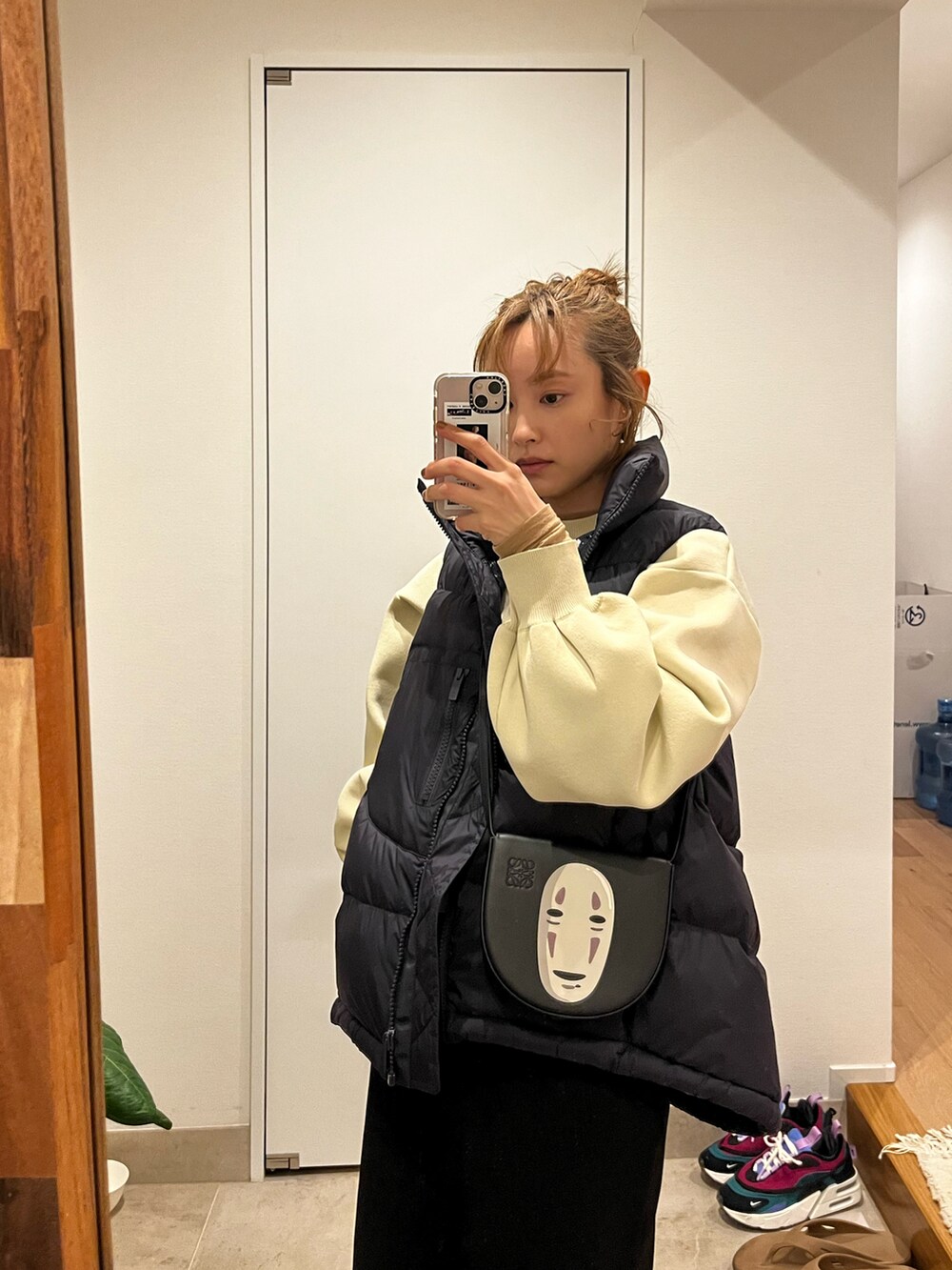 「ダウンベスト、カオナシ、千と千尋の神隠し、ISETAN、LOEWE、UGG、着回しコーデ、セットアップ、ニットアップ、バイカラー、グレータイツ、金髪、カーディガン、あったかコーデ」｜「vis-`a-visの【WEB限定】【高橋愛コラボ】スポンジニットクルーネックカーディガン【セットアップ対応】（カーディガン/ボレロ、ホワイト系）」を使った、高橋愛さん（レディース・154cm）の冬コーディネートの2枚目の写真