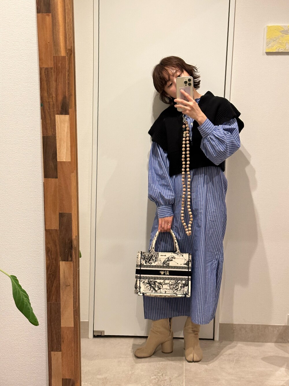「ファッションを楽しもう、秋服コーデ、レイヤリング、レイヤードスタイル、高橋愛コラボ、154cm、高橋愛、ストライプシャツ、シャツワンピ、AMERICAN RAG CIE、ラグシー愛、アメリカンラグシー」｜「AMERICAN RAG CIEの【高橋愛さんコラボ】フリルニットビスチェ（ベスト、ブラック系）」を使った、高橋愛さん（レディース・154cm）の秋コーディネートの2枚目の写真