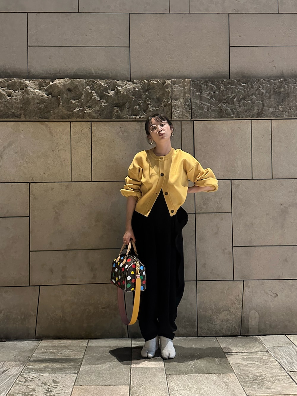 「アツいコーデ全部見せ、きいろといえばわたし、高橋愛、154cm、LOUIS  VUITTON、草間彌生、FENDI、ストラップユー、tabi、足袋ブーツ、ボストンバッグ、vis-‵a-vis」｜「vis-`a-visの【WEB限定】【高橋愛コラボ】スポンジニットクルーネックカーディガン【セットアップ対応】（カーディガン/ボレロ、イエロー系）」を使った、高橋愛さん（レディース・154cm）の夏コーディネートの2枚目の写真