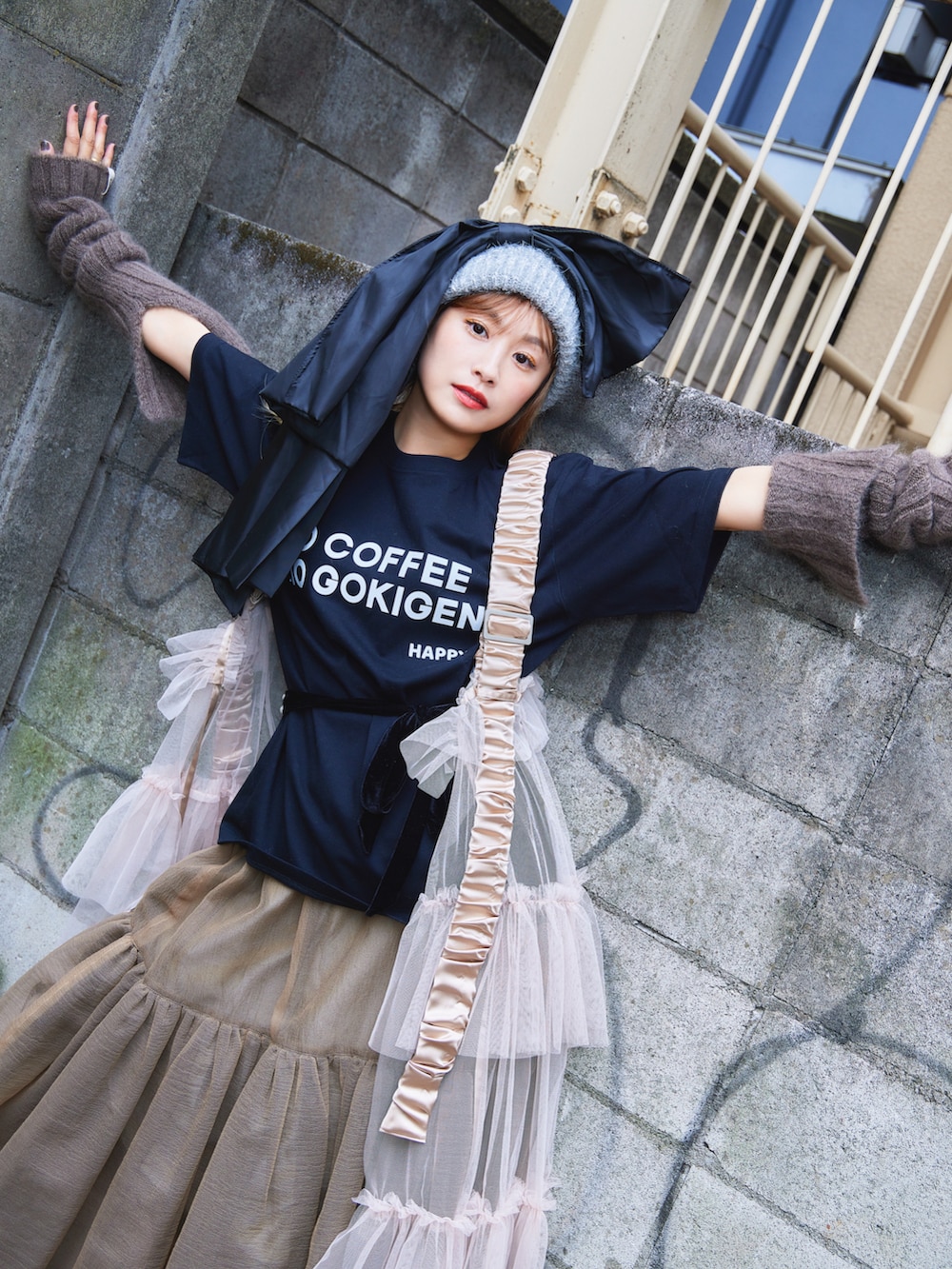 「ラクチンコーデ、ゆったりコーデ、レイヤードスタイル、Tシャツ、Tシャツアレンジ、デカリボン、J1U、la belle etude、ニット帽、チュールスカート、maisonspecial、NOCOFFEE、NO COFFEE、GOKI-GENs、ゴキゲンズ」｜「MAISON SPECIALのReversible Tiered Volume Skirt/リバーシブルティアードボリュームスカート【MAISON SPECIAL/メゾンスペシャル】（スカート、ブラック系）」を使った、高橋愛さん（レディース・154cm）の冬コーディネートの2枚目の写真