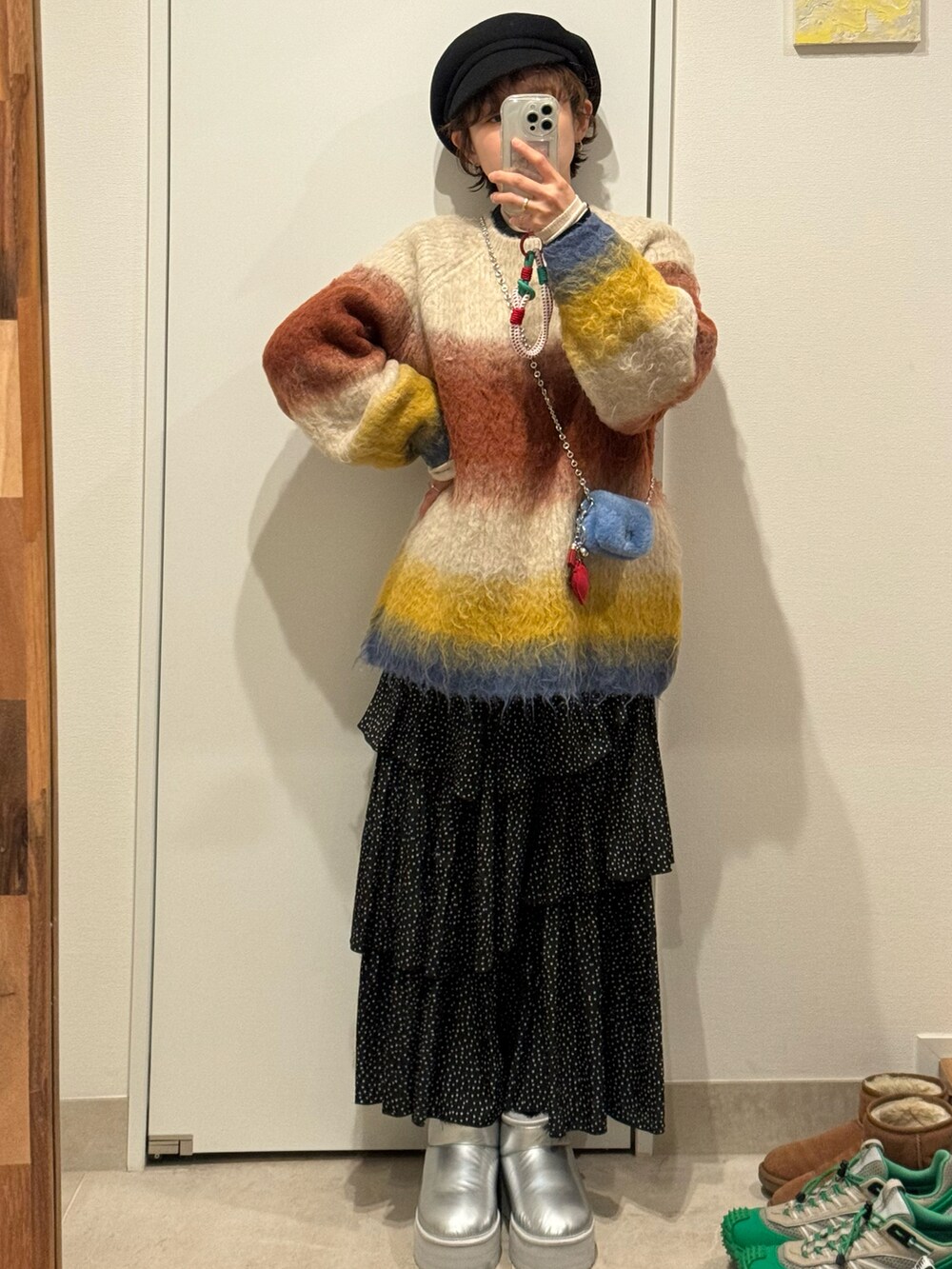 「初詣コーデ、初詣、高橋愛、154cm、キャスケット、厚手のニット、オーバーサイズ、シャギーニット、AMERICAN RAG CIE、アメリカンラグシー、ドットのスカート、noble、ベイクルーズ、UGG、シルバー」｜「AMERICAN RAG CIEの【高橋愛さんコラボ】シャギーグラデーションニットプルオーバー（ニット/セーター、ブラウン系）」を使った、高橋愛さん（レディース・154cm）の冬コーディネートの2枚目の写真
