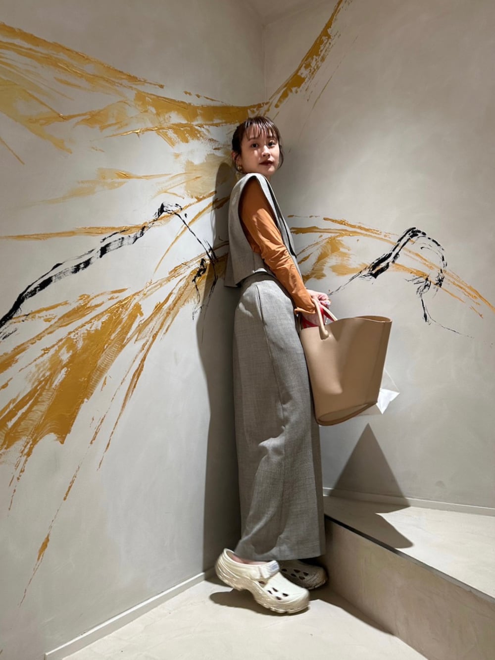 「ユニクロマメクロゴウチ、UNIQLO × mame、マメクロゴウチ、mamekurogouchi、mame、セットアップ、高橋愛、154cm、スイコック、LANVIN、JILSANDER」｜「NATURAL BEAUTY BASICのアイテム（スカート、グレー系）」を使った、高橋愛さん（レディース・154cm）の春コーディネートの2枚目の写真