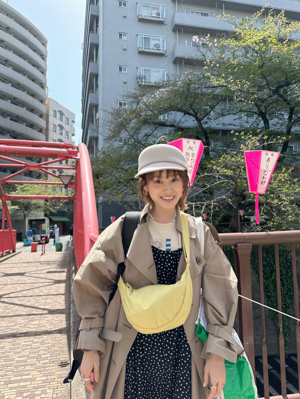 「いまどきジャケット写真、ラクチンコーデ、お出かけコーデ、春服、トレンチコート、beautiful people、UNIQLO、餃子バック、バナナバック、高橋愛、ラブアンドピースプロジェクト、haco!、高橋愛コラボ、キャミワンピ」｜「UNIQLOのアイテム（バッグ、イエロー系）」を使った、高橋愛さん（レディース・154cm）の春コーディネートの2枚目の写真