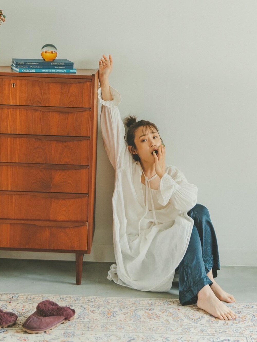 「パンツスタイル、リラックススタイル、お家コーデ、154cm、高橋愛、オーガニックコットン、ロングワンピース、ボリューム袖、アセテートサテン」｜「fukuuのバックオープン ゆったりワンピ（ワンピース、ホワイト系）」を使った、高橋愛さん（レディース・154cm）の冬コーディネートの3枚目の写真