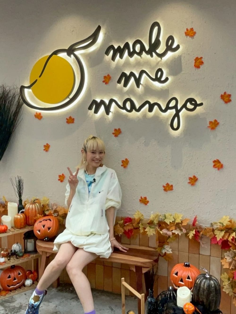 ホワイト系のスカート、ホワイト系のその他アウター、ブルー系のTシャツ/カットソーを着用したレディースの秋コーディネートの2枚目の写真