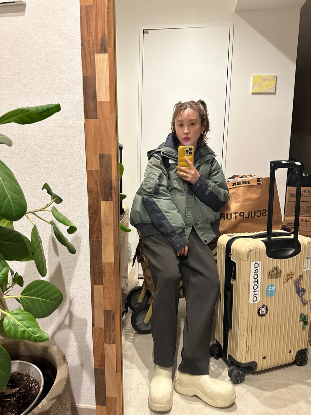 「ラフコーデ、リラックススタイル、セットアップ、スウェットコーデ、茶色、ブラウン、UNIQLO、UNIQLOコーデ、ユニクロコーデ、ユニクロ、sacai、THE NORTH FACE、高橋愛、154cm」｜「Sacaiのアイテム（ジャケット/アウター、グリーン系）」を使った、高橋愛さん（レディース・154cm）の春コーディネートの3枚目の写真