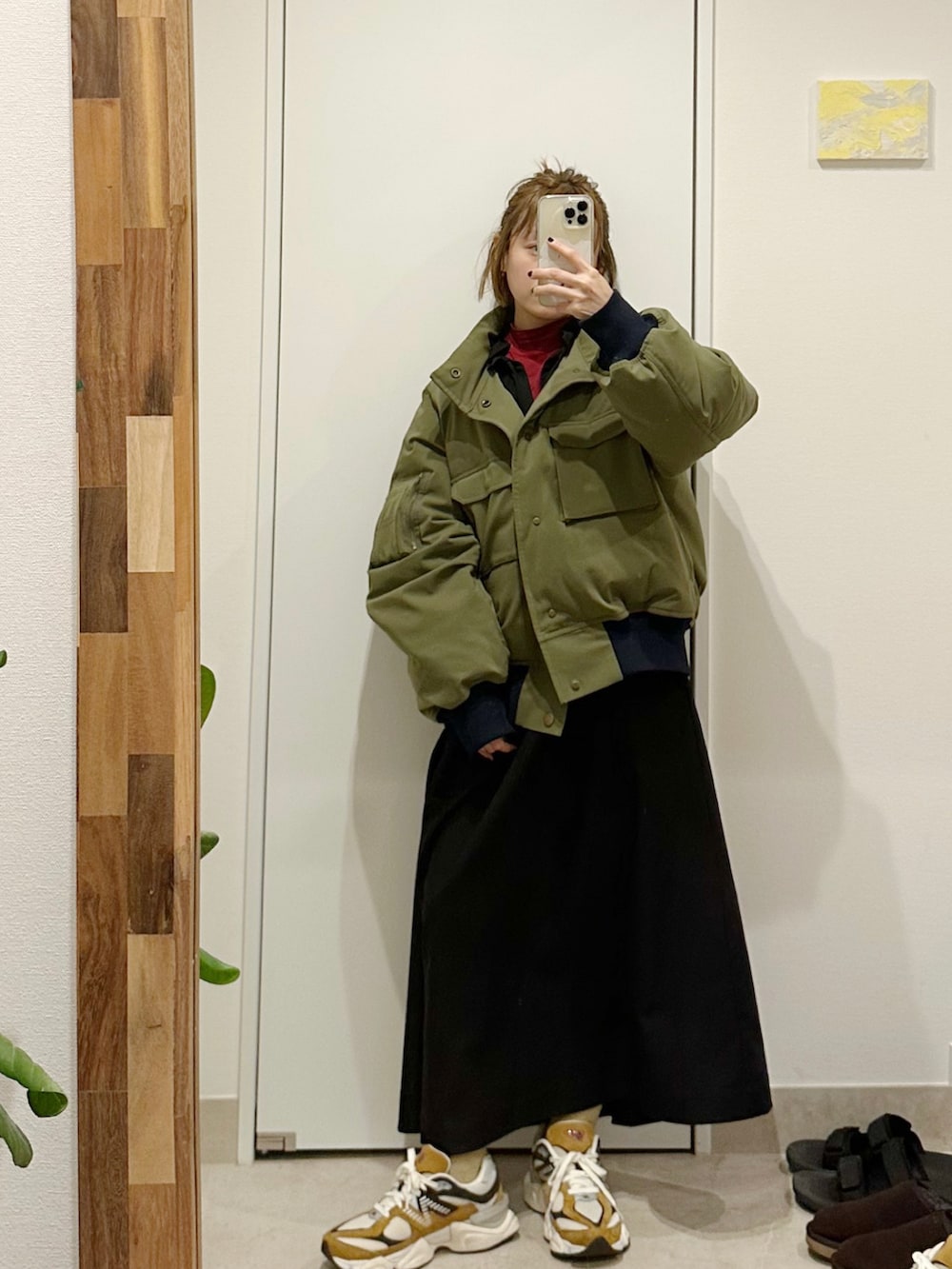 「ふくうコーデ、154cm、高橋愛、冬コーデ、シンプルスタイル、ラクチンコーデ、スニーカー、New Balance、カーキ、MA-1、ロングワンピース、リサイクル素材、ボリュームスニーカー、fukuu、シンプル」｜「fukuuのリサイクルポリエステル メンズライクボリュームアウター（ミリタリージャケット、グリーン系）」を使った、高橋愛さん（レディース・154cm）の冬コーディネートの2枚目の写真